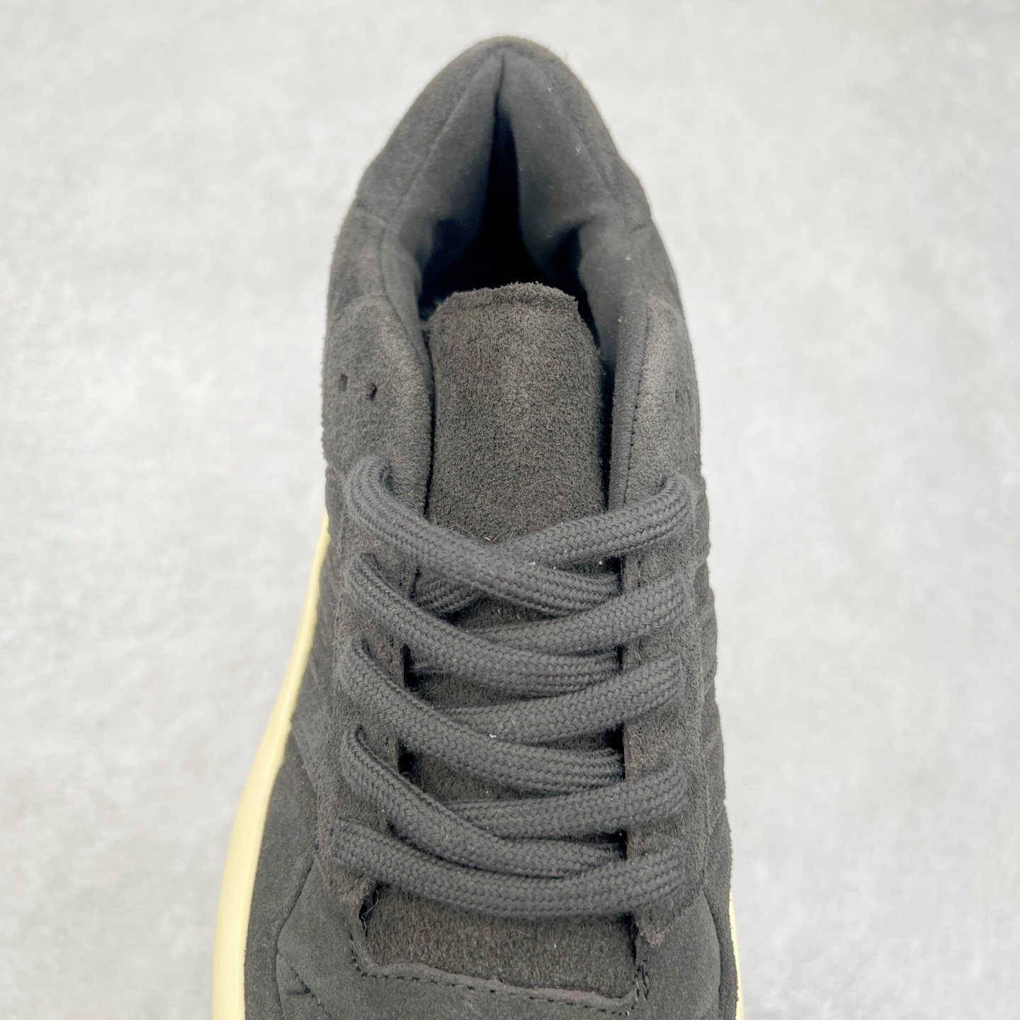 图片[5]-Fear Of God x AD Athletics Forum 86 Low 罗马改良系列低帮增高复古系带百搭休闲运动板鞋 FOG联名 IG6633 除去推出一些新鞋款，Jerry Lorenzo 对于 adidas 经典鞋款的再度演绎也是不容忽视。最近曝光的 Fear of God x Forum 86 Lo 将 Forum 86 的复古鞋面改造为高品质绒面革，并为其搭配了极其特殊的超厚乳白色生胶底，这样的厚度不仅使得整双鞋履的造型感在当下的潮流语境中更为协调，其「增高」妙处也是无需赘言。实拍调校N版已经零色差零失真 百分百还原实物色彩所见即所得 不存在货不对板色差等低级问题 选购参考实物拍摄 不混卖不参货 只用心做好货严格选品 承诺混一赔十 尺码：36 36.5 37.5 38 38.5 39 40 40.5 41 42 42.5 43 44 44.5 45 46-选品中心