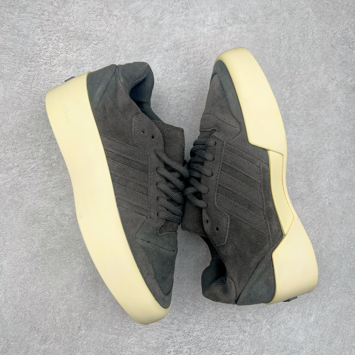 图片[3]-Fear Of God x AD Athletics Forum 86 Low 罗马改良系列低帮增高复古系带百搭休闲运动板鞋 FOG联名 IG6633 除去推出一些新鞋款，Jerry Lorenzo 对于 adidas 经典鞋款的再度演绎也是不容忽视。最近曝光的 Fear of God x Forum 86 Lo 将 Forum 86 的复古鞋面改造为高品质绒面革，并为其搭配了极其特殊的超厚乳白色生胶底，这样的厚度不仅使得整双鞋履的造型感在当下的潮流语境中更为协调，其「增高」妙处也是无需赘言。实拍调校N版已经零色差零失真 百分百还原实物色彩所见即所得 不存在货不对板色差等低级问题 选购参考实物拍摄 不混卖不参货 只用心做好货严格选品 承诺混一赔十 尺码：36 36.5 37.5 38 38.5 39 40 40.5 41 42 42.5 43 44 44.5 45 46-选品中心