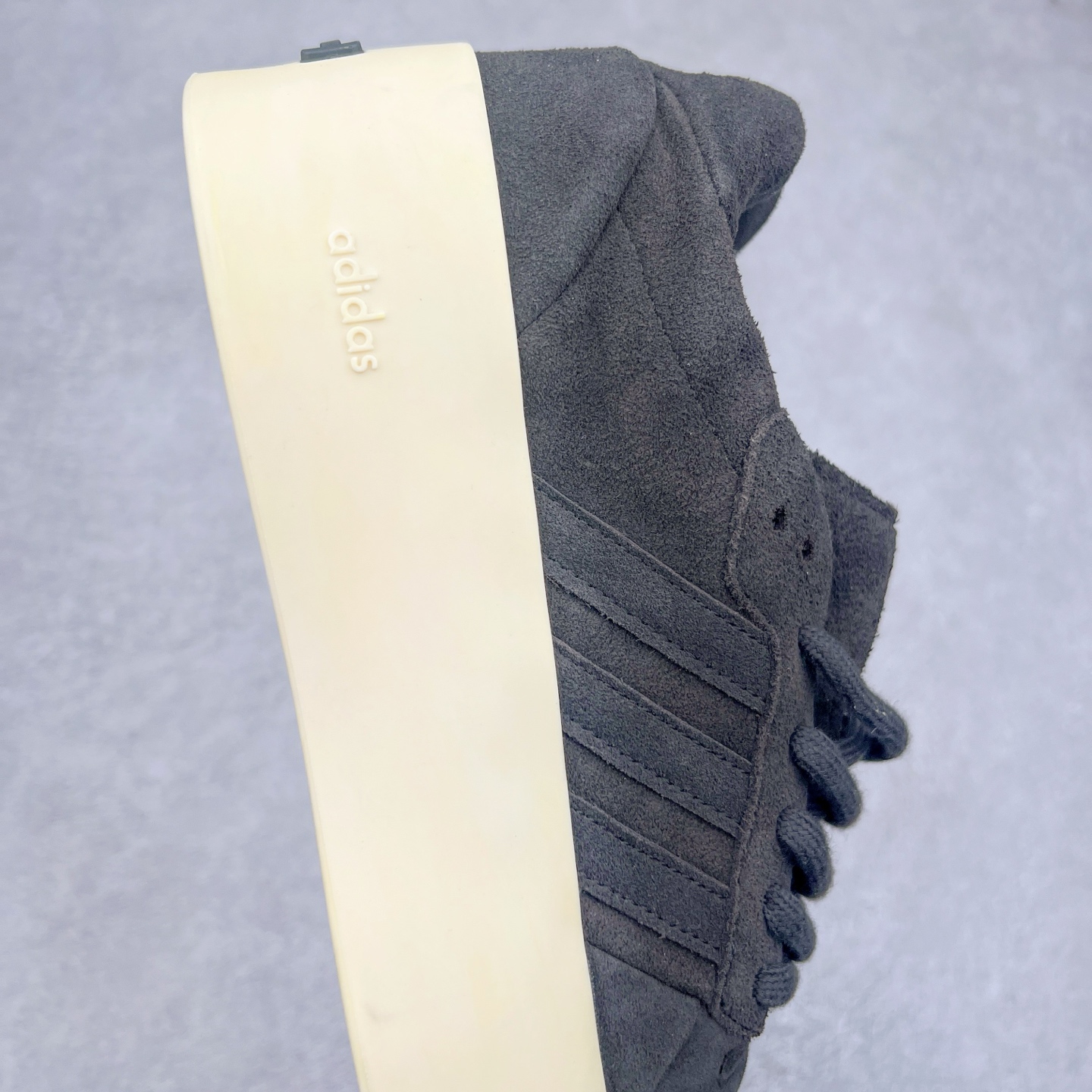 图片[6]-Fear Of God x AD Athletics Forum 86 Low 罗马改良系列低帮增高复古系带百搭休闲运动板鞋 FOG联名 IG6633 除去推出一些新鞋款，Jerry Lorenzo 对于 adidas 经典鞋款的再度演绎也是不容忽视。最近曝光的 Fear of God x Forum 86 Lo 将 Forum 86 的复古鞋面改造为高品质绒面革，并为其搭配了极其特殊的超厚乳白色生胶底，这样的厚度不仅使得整双鞋履的造型感在当下的潮流语境中更为协调，其「增高」妙处也是无需赘言。实拍调校N版已经零色差零失真 百分百还原实物色彩所见即所得 不存在货不对板色差等低级问题 选购参考实物拍摄 不混卖不参货 只用心做好货严格选品 承诺混一赔十 尺码：36 36.5 37.5 38 38.5 39 40 40.5 41 42 42.5 43 44 44.5 45 46-选品中心