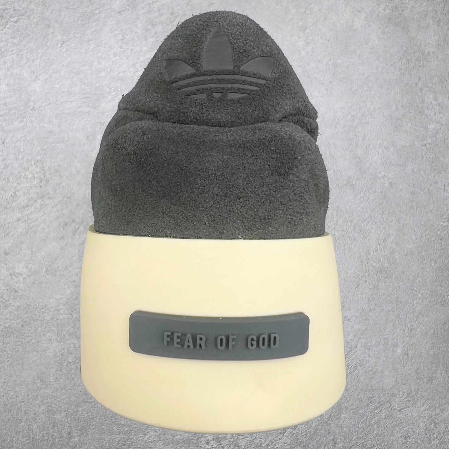 图片[8]-Fear Of God x AD Athletics Forum 86 Low 罗马改良系列低帮增高复古系带百搭休闲运动板鞋 FOG联名 IG6633 除去推出一些新鞋款，Jerry Lorenzo 对于 adidas 经典鞋款的再度演绎也是不容忽视。最近曝光的 Fear of God x Forum 86 Lo 将 Forum 86 的复古鞋面改造为高品质绒面革，并为其搭配了极其特殊的超厚乳白色生胶底，这样的厚度不仅使得整双鞋履的造型感在当下的潮流语境中更为协调，其「增高」妙处也是无需赘言。实拍调校N版已经零色差零失真 百分百还原实物色彩所见即所得 不存在货不对板色差等低级问题 选购参考实物拍摄 不混卖不参货 只用心做好货严格选品 承诺混一赔十 尺码：36 36.5 37.5 38 38.5 39 40 40.5 41 42 42.5 43 44 44.5 45 46-选品中心