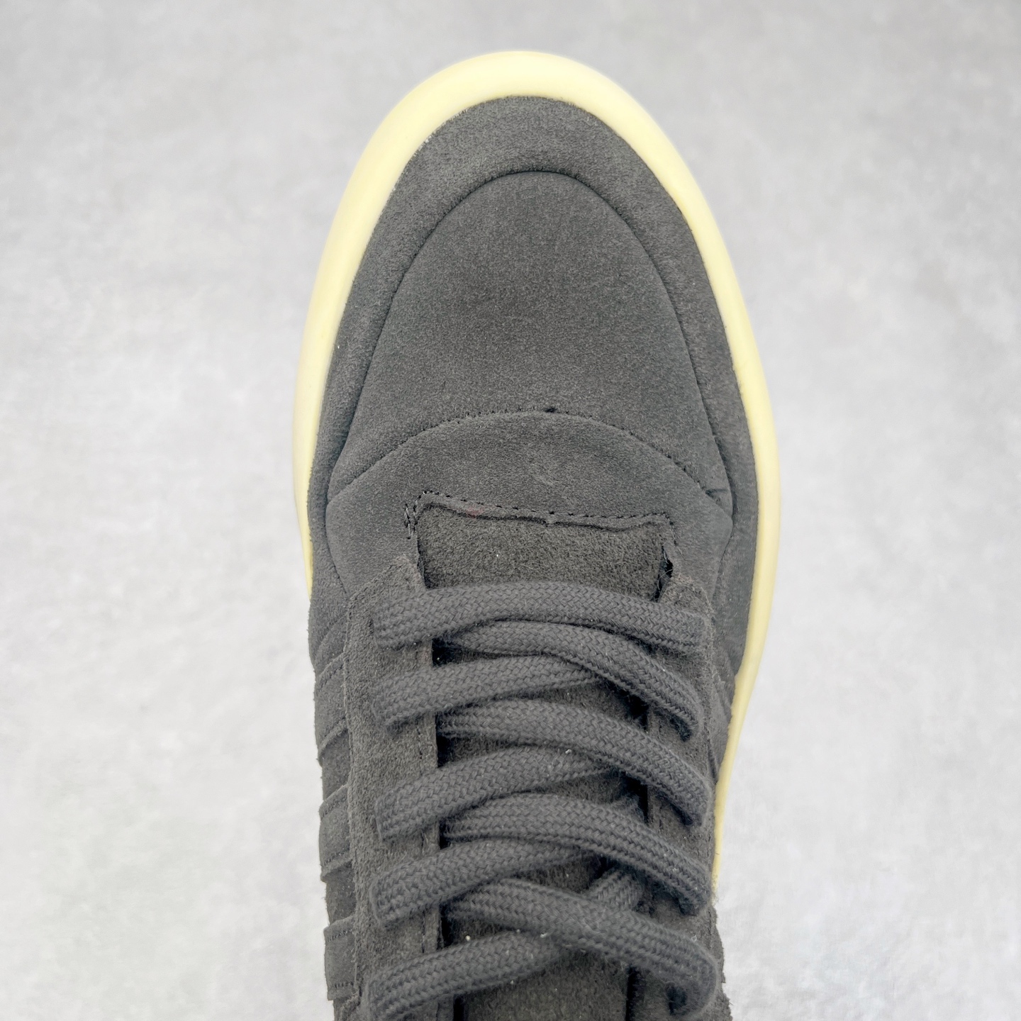 图片[4]-Fear Of God x AD Athletics Forum 86 Low 罗马改良系列低帮增高复古系带百搭休闲运动板鞋 FOG联名 IG6633 除去推出一些新鞋款，Jerry Lorenzo 对于 adidas 经典鞋款的再度演绎也是不容忽视。最近曝光的 Fear of God x Forum 86 Lo 将 Forum 86 的复古鞋面改造为高品质绒面革，并为其搭配了极其特殊的超厚乳白色生胶底，这样的厚度不仅使得整双鞋履的造型感在当下的潮流语境中更为协调，其「增高」妙处也是无需赘言。实拍调校N版已经零色差零失真 百分百还原实物色彩所见即所得 不存在货不对板色差等低级问题 选购参考实物拍摄 不混卖不参货 只用心做好货严格选品 承诺混一赔十 尺码：36 36.5 37.5 38 38.5 39 40 40.5 41 42 42.5 43 44 44.5 45 46-选品中心