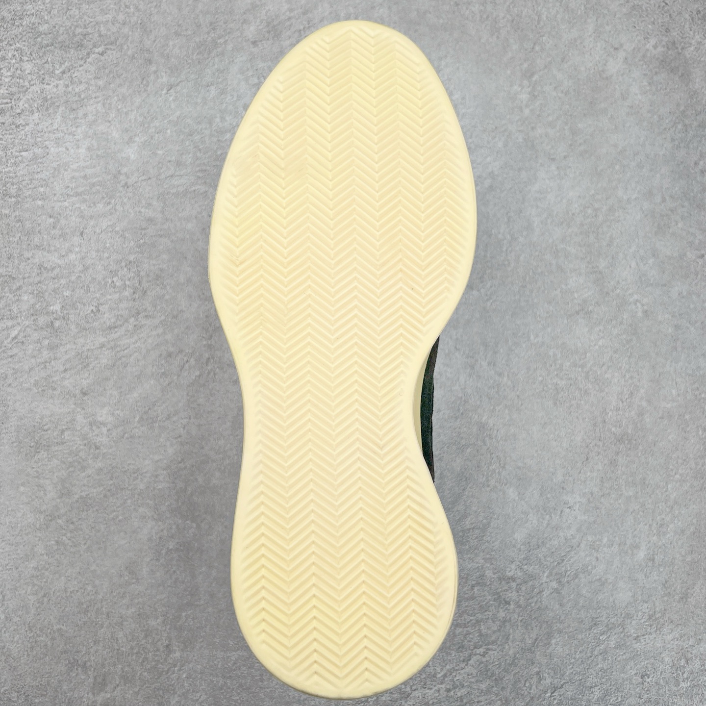 图片[9]-Fear Of God x AD Athletics Forum 86 Low 罗马改良系列低帮增高复古系带百搭休闲运动板鞋 FOG联名 IG6633 除去推出一些新鞋款，Jerry Lorenzo 对于 adidas 经典鞋款的再度演绎也是不容忽视。最近曝光的 Fear of God x Forum 86 Lo 将 Forum 86 的复古鞋面改造为高品质绒面革，并为其搭配了极其特殊的超厚乳白色生胶底，这样的厚度不仅使得整双鞋履的造型感在当下的潮流语境中更为协调，其「增高」妙处也是无需赘言。实拍调校N版已经零色差零失真 百分百还原实物色彩所见即所得 不存在货不对板色差等低级问题 选购参考实物拍摄 不混卖不参货 只用心做好货严格选品 承诺混一赔十 尺码：36 36.5 37.5 38 38.5 39 40 40.5 41 42 42.5 43 44 44.5 45 46-选品中心