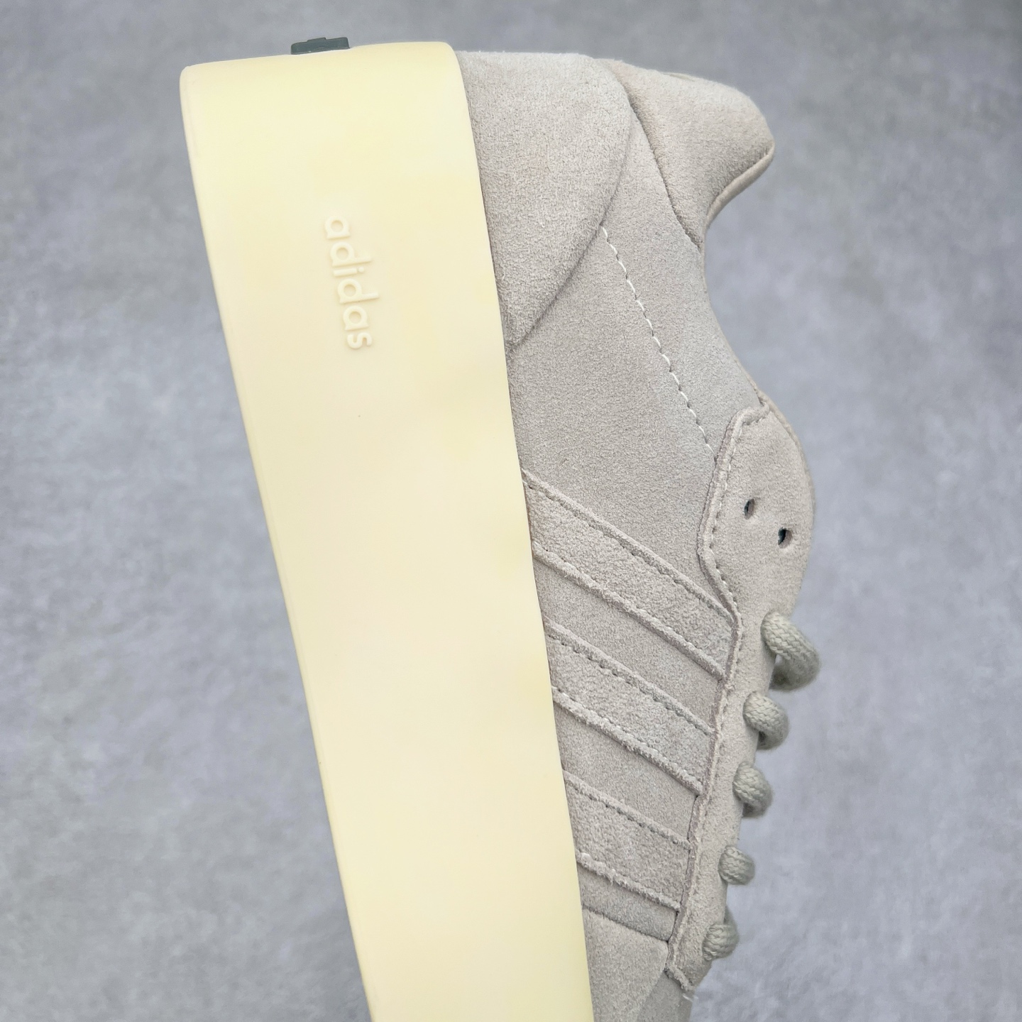 图片[6]-Fear Of God x AD Athletics Forum 86 Low 罗马改良系列低帮增高复古系带百搭休闲运动板鞋 FOG联名 IF6682 除去推出一些新鞋款，Jerry Lorenzo 对于 adidas 经典鞋款的再度演绎也是不容忽视。最近曝光的 Fear of God x Forum 86 Lo 将 Forum 86 的复古鞋面改造为高品质绒面革，并为其搭配了极其特殊的超厚乳白色生胶底，这样的厚度不仅使得整双鞋履的造型感在当下的潮流语境中更为协调，其「增高」妙处也是无需赘言。实拍调校N版已经零色差零失真 百分百还原实物色彩所见即所得 不存在货不对板色差等低级问题 选购参考实物拍摄 不混卖不参货 只用心做好货严格选品 承诺混一赔十 尺码：36 36.5 37.5 38 38.5 39 40 40.5 41 42 42.5 43 44 44.5 45 46-选品中心