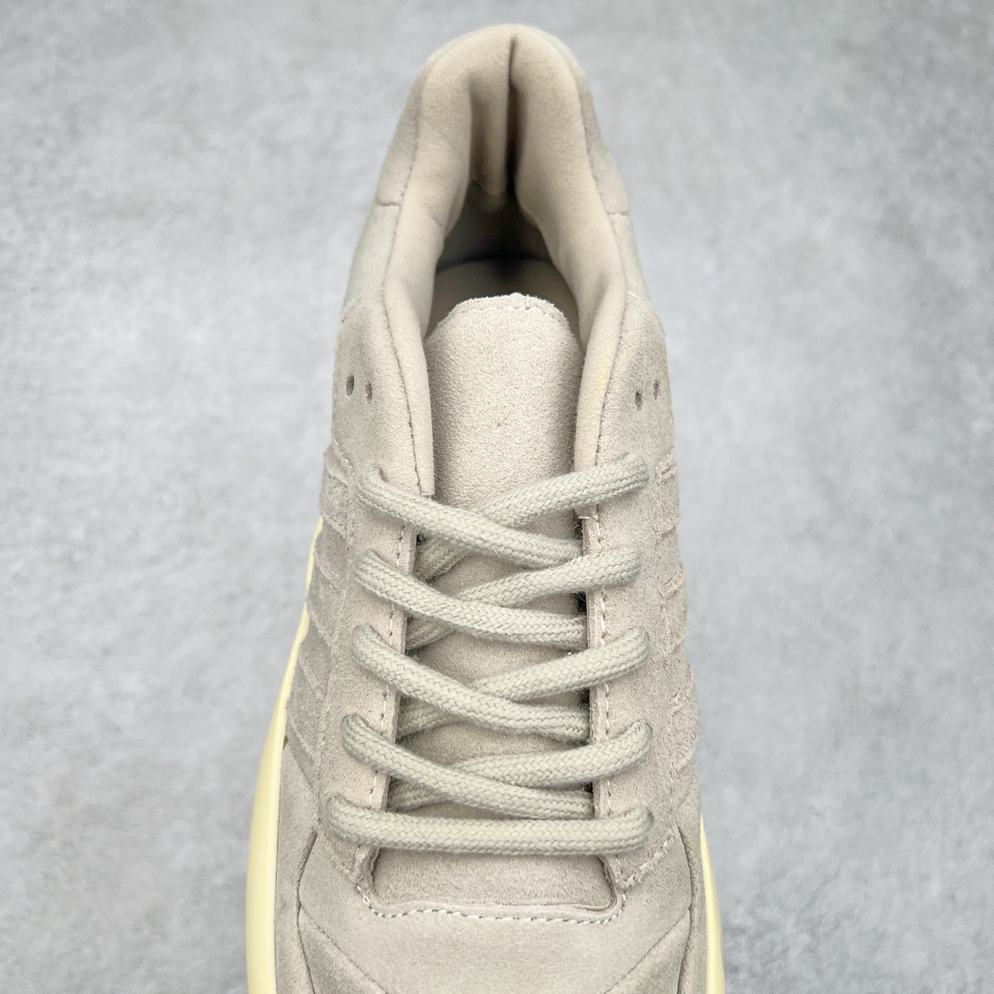 图片[5]-Fear Of God x AD Athletics Forum 86 Low 罗马改良系列低帮增高复古系带百搭休闲运动板鞋 FOG联名 IF6682 除去推出一些新鞋款，Jerry Lorenzo 对于 adidas 经典鞋款的再度演绎也是不容忽视。最近曝光的 Fear of God x Forum 86 Lo 将 Forum 86 的复古鞋面改造为高品质绒面革，并为其搭配了极其特殊的超厚乳白色生胶底，这样的厚度不仅使得整双鞋履的造型感在当下的潮流语境中更为协调，其「增高」妙处也是无需赘言。实拍调校N版已经零色差零失真 百分百还原实物色彩所见即所得 不存在货不对板色差等低级问题 选购参考实物拍摄 不混卖不参货 只用心做好货严格选品 承诺混一赔十 尺码：36 36.5 37.5 38 38.5 39 40 40.5 41 42 42.5 43 44 44.5 45 46-选品中心