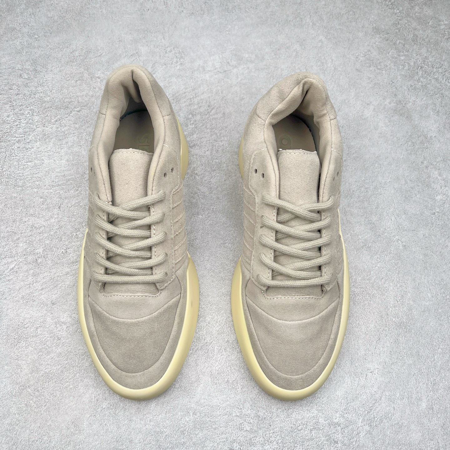 图片[2]-Fear Of God x AD Athletics Forum 86 Low 罗马改良系列低帮增高复古系带百搭休闲运动板鞋 FOG联名 IF6682 除去推出一些新鞋款，Jerry Lorenzo 对于 adidas 经典鞋款的再度演绎也是不容忽视。最近曝光的 Fear of God x Forum 86 Lo 将 Forum 86 的复古鞋面改造为高品质绒面革，并为其搭配了极其特殊的超厚乳白色生胶底，这样的厚度不仅使得整双鞋履的造型感在当下的潮流语境中更为协调，其「增高」妙处也是无需赘言。实拍调校N版已经零色差零失真 百分百还原实物色彩所见即所得 不存在货不对板色差等低级问题 选购参考实物拍摄 不混卖不参货 只用心做好货严格选品 承诺混一赔十 尺码：36 36.5 37.5 38 38.5 39 40 40.5 41 42 42.5 43 44 44.5 45 46-选品中心