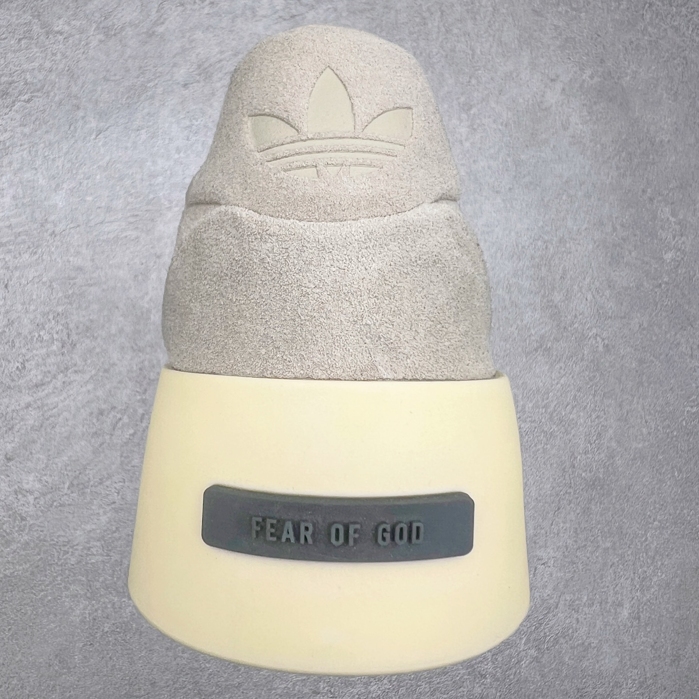 图片[8]-Fear Of God x AD Athletics Forum 86 Low 罗马改良系列低帮增高复古系带百搭休闲运动板鞋 FOG联名 IF6682 除去推出一些新鞋款，Jerry Lorenzo 对于 adidas 经典鞋款的再度演绎也是不容忽视。最近曝光的 Fear of God x Forum 86 Lo 将 Forum 86 的复古鞋面改造为高品质绒面革，并为其搭配了极其特殊的超厚乳白色生胶底，这样的厚度不仅使得整双鞋履的造型感在当下的潮流语境中更为协调，其「增高」妙处也是无需赘言。实拍调校N版已经零色差零失真 百分百还原实物色彩所见即所得 不存在货不对板色差等低级问题 选购参考实物拍摄 不混卖不参货 只用心做好货严格选品 承诺混一赔十 尺码：36 36.5 37.5 38 38.5 39 40 40.5 41 42 42.5 43 44 44.5 45 46-选品中心