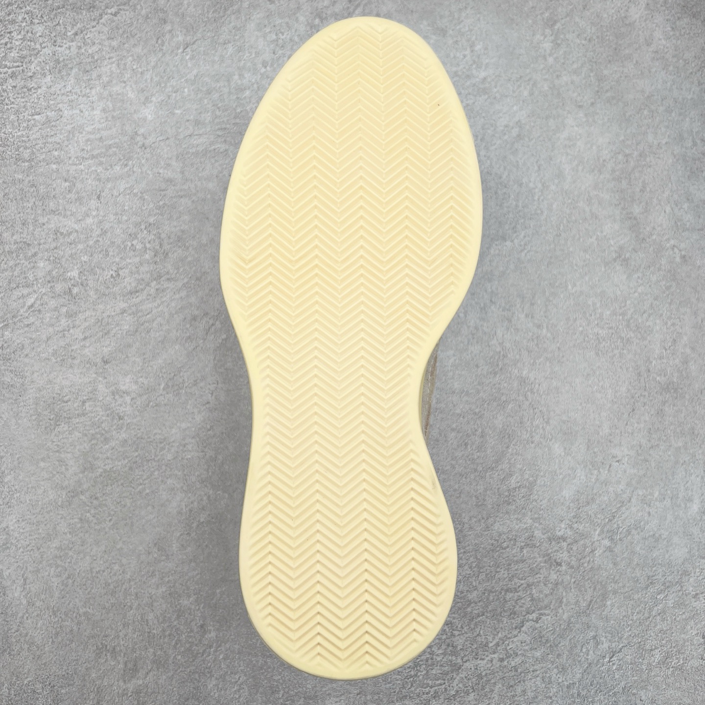 图片[9]-Fear Of God x AD Athletics Forum 86 Low 罗马改良系列低帮增高复古系带百搭休闲运动板鞋 FOG联名 IF6682 除去推出一些新鞋款，Jerry Lorenzo 对于 adidas 经典鞋款的再度演绎也是不容忽视。最近曝光的 Fear of God x Forum 86 Lo 将 Forum 86 的复古鞋面改造为高品质绒面革，并为其搭配了极其特殊的超厚乳白色生胶底，这样的厚度不仅使得整双鞋履的造型感在当下的潮流语境中更为协调，其「增高」妙处也是无需赘言。实拍调校N版已经零色差零失真 百分百还原实物色彩所见即所得 不存在货不对板色差等低级问题 选购参考实物拍摄 不混卖不参货 只用心做好货严格选品 承诺混一赔十 尺码：36 36.5 37.5 38 38.5 39 40 40.5 41 42 42.5 43 44 44.5 45 46-选品中心