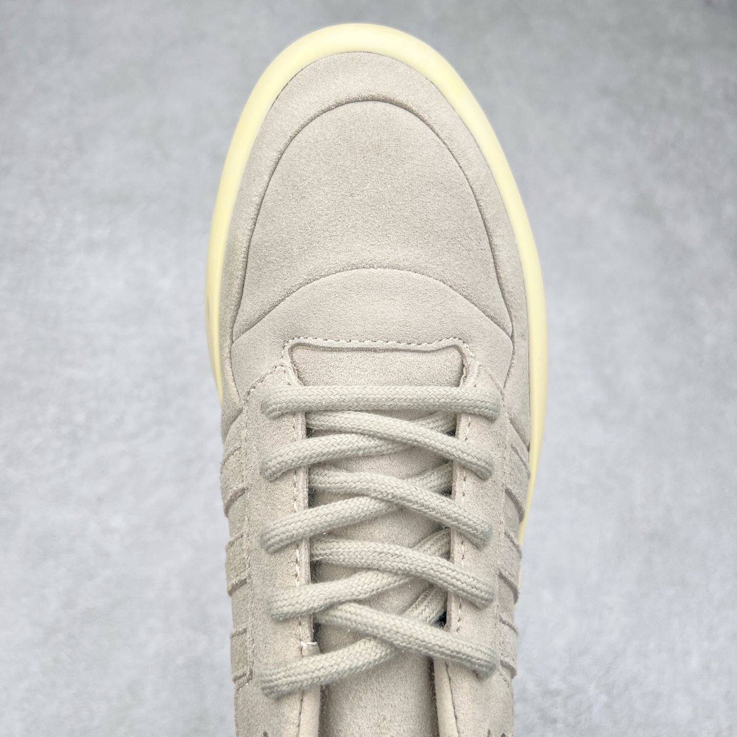 图片[4]-Fear Of God x AD Athletics Forum 86 Low 罗马改良系列低帮增高复古系带百搭休闲运动板鞋 FOG联名 IF6682 除去推出一些新鞋款，Jerry Lorenzo 对于 adidas 经典鞋款的再度演绎也是不容忽视。最近曝光的 Fear of God x Forum 86 Lo 将 Forum 86 的复古鞋面改造为高品质绒面革，并为其搭配了极其特殊的超厚乳白色生胶底，这样的厚度不仅使得整双鞋履的造型感在当下的潮流语境中更为协调，其「增高」妙处也是无需赘言。实拍调校N版已经零色差零失真 百分百还原实物色彩所见即所得 不存在货不对板色差等低级问题 选购参考实物拍摄 不混卖不参货 只用心做好货严格选品 承诺混一赔十 尺码：36 36.5 37.5 38 38.5 39 40 40.5 41 42 42.5 43 44 44.5 45 46-选品中心