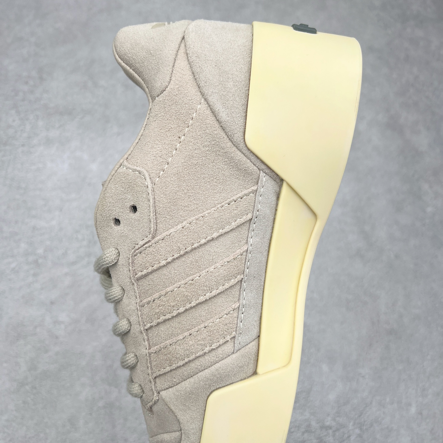 图片[7]-Fear Of God x AD Athletics Forum 86 Low 罗马改良系列低帮增高复古系带百搭休闲运动板鞋 FOG联名 IF6682 除去推出一些新鞋款，Jerry Lorenzo 对于 adidas 经典鞋款的再度演绎也是不容忽视。最近曝光的 Fear of God x Forum 86 Lo 将 Forum 86 的复古鞋面改造为高品质绒面革，并为其搭配了极其特殊的超厚乳白色生胶底，这样的厚度不仅使得整双鞋履的造型感在当下的潮流语境中更为协调，其「增高」妙处也是无需赘言。实拍调校N版已经零色差零失真 百分百还原实物色彩所见即所得 不存在货不对板色差等低级问题 选购参考实物拍摄 不混卖不参货 只用心做好货严格选品 承诺混一赔十 尺码：36 36.5 37.5 38 38.5 39 40 40.5 41 42 42.5 43 44 44.5 45 46-选品中心