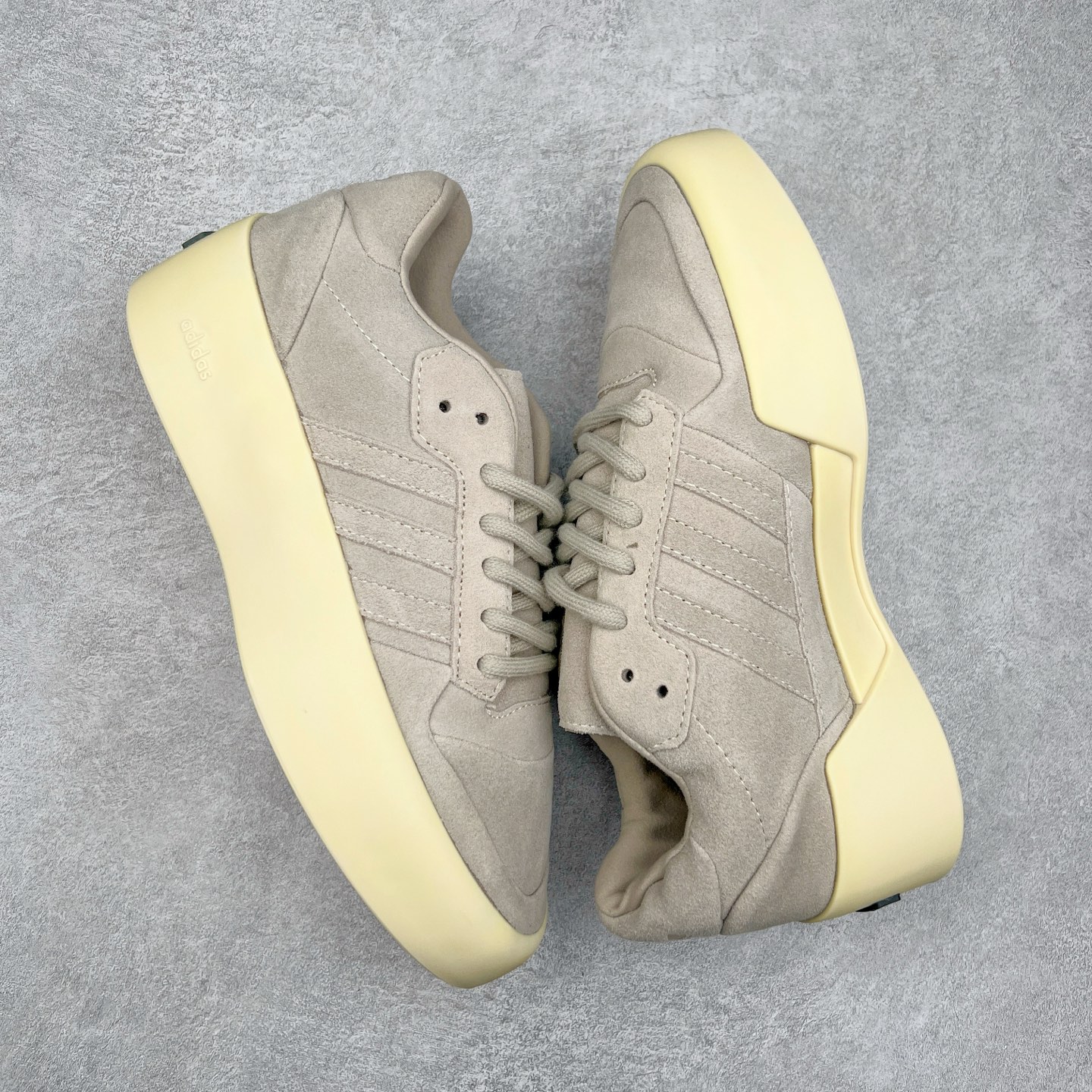 图片[3]-Fear Of God x AD Athletics Forum 86 Low 罗马改良系列低帮增高复古系带百搭休闲运动板鞋 FOG联名 IF6682 除去推出一些新鞋款，Jerry Lorenzo 对于 adidas 经典鞋款的再度演绎也是不容忽视。最近曝光的 Fear of God x Forum 86 Lo 将 Forum 86 的复古鞋面改造为高品质绒面革，并为其搭配了极其特殊的超厚乳白色生胶底，这样的厚度不仅使得整双鞋履的造型感在当下的潮流语境中更为协调，其「增高」妙处也是无需赘言。实拍调校N版已经零色差零失真 百分百还原实物色彩所见即所得 不存在货不对板色差等低级问题 选购参考实物拍摄 不混卖不参货 只用心做好货严格选品 承诺混一赔十 尺码：36 36.5 37.5 38 38.5 39 40 40.5 41 42 42.5 43 44 44.5 45 46-选品中心