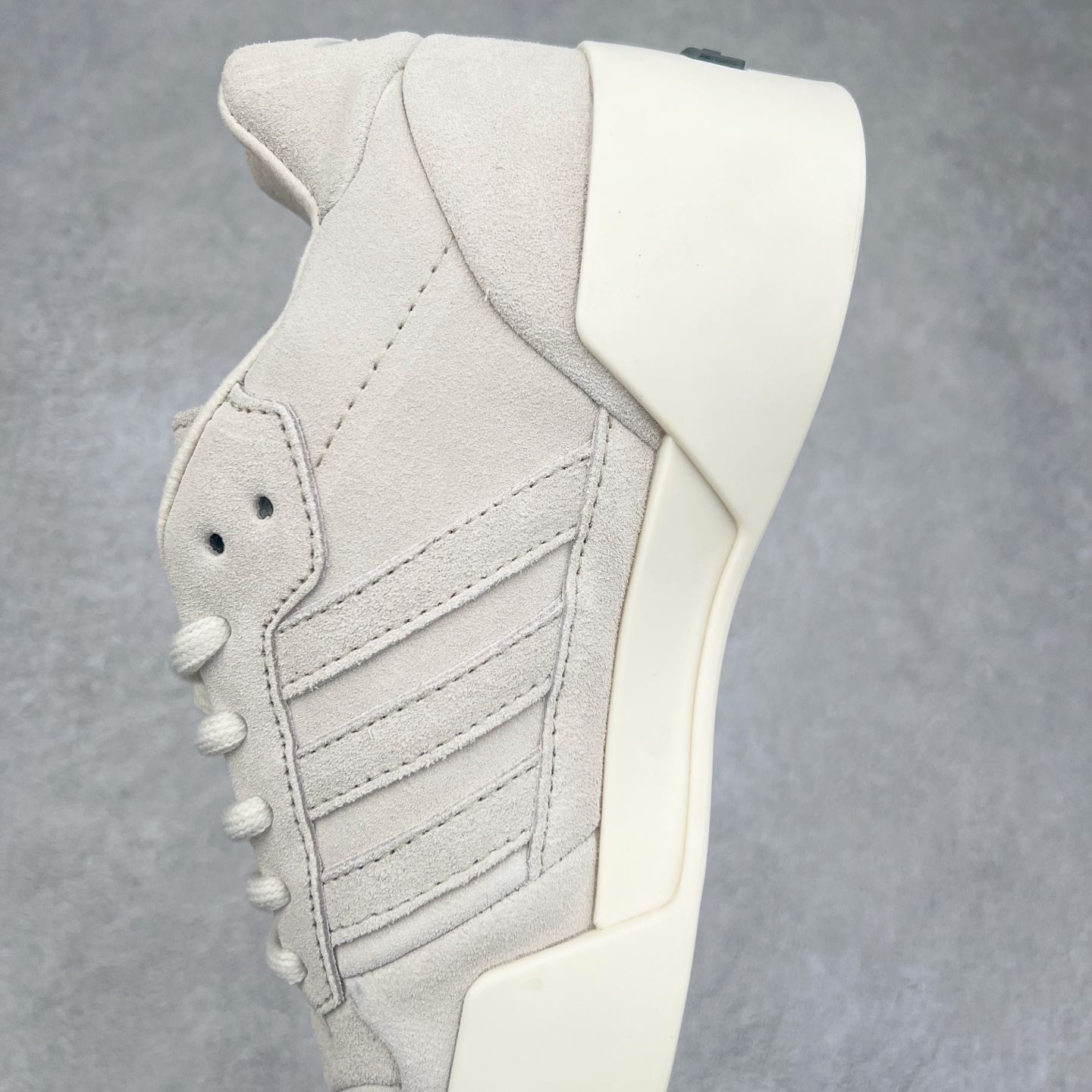 图片[7]-Fear Of God x AD Athletics Forum 86 Low 罗马改良系列低帮增高复古系带百搭休闲运动板鞋 FOG联名 IE6215 除去推出一些新鞋款，Jerry Lorenzo 对于 adidas 经典鞋款的再度演绎也是不容忽视。最近曝光的 Fear of God x Forum 86 Lo 将 Forum 86 的复古鞋面改造为高品质绒面革，并为其搭配了极其特殊的超厚乳白色生胶底，这样的厚度不仅使得整双鞋履的造型感在当下的潮流语境中更为协调，其「增高」妙处也是无需赘言。实拍调校N版已经零色差零失真 百分百还原实物色彩所见即所得 不存在货不对板色差等低级问题 选购参考实物拍摄 不混卖不参货 只用心做好货严格选品 承诺混一赔十 尺码：36 36.5 37.5 38 38.5 39 40 40.5 41 42 42.5 43 44 44.5 45 46-选品中心