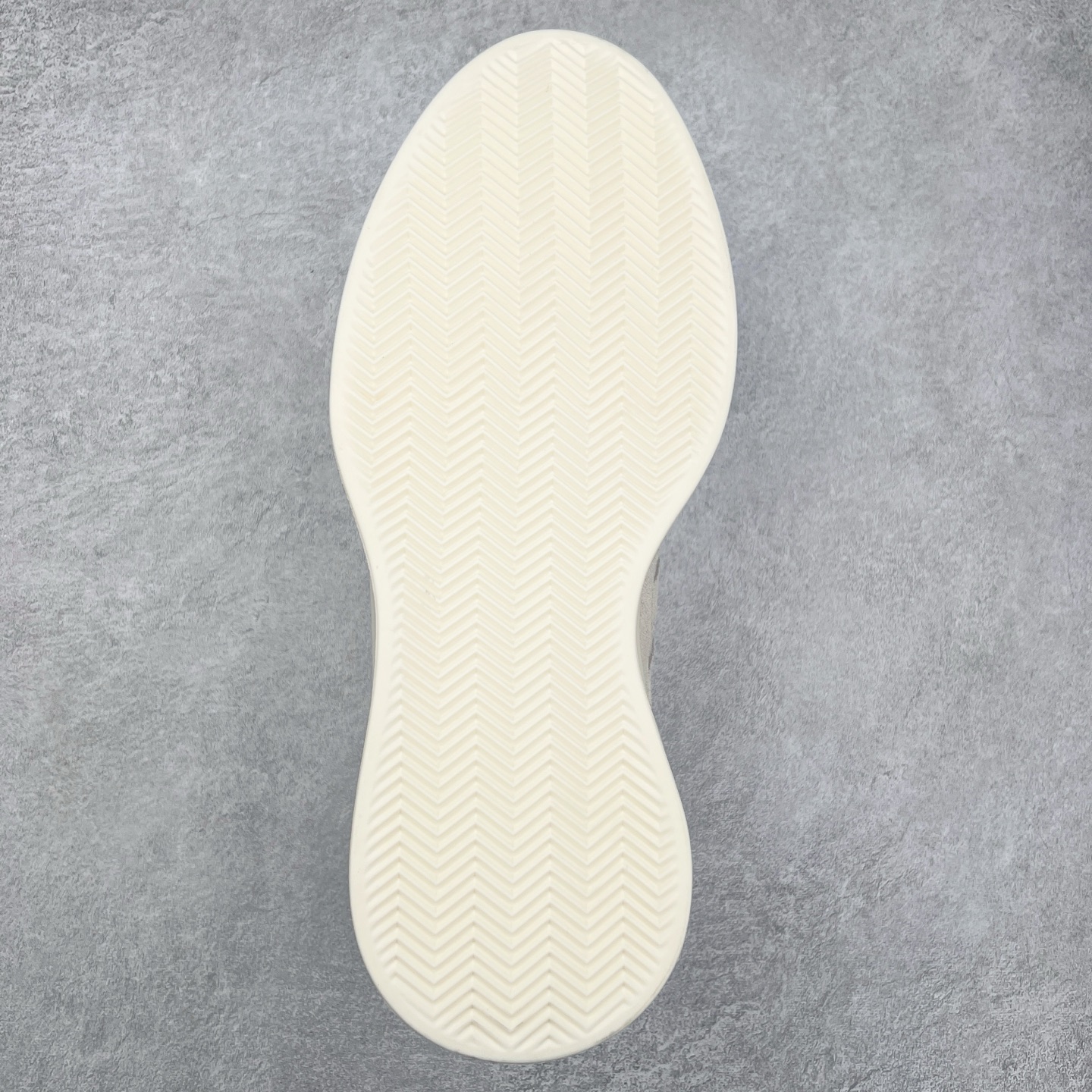 图片[9]-Fear Of God x AD Athletics Forum 86 Low 罗马改良系列低帮增高复古系带百搭休闲运动板鞋 FOG联名 IE6215 除去推出一些新鞋款，Jerry Lorenzo 对于 adidas 经典鞋款的再度演绎也是不容忽视。最近曝光的 Fear of God x Forum 86 Lo 将 Forum 86 的复古鞋面改造为高品质绒面革，并为其搭配了极其特殊的超厚乳白色生胶底，这样的厚度不仅使得整双鞋履的造型感在当下的潮流语境中更为协调，其「增高」妙处也是无需赘言。实拍调校N版已经零色差零失真 百分百还原实物色彩所见即所得 不存在货不对板色差等低级问题 选购参考实物拍摄 不混卖不参货 只用心做好货严格选品 承诺混一赔十 尺码：36 36.5 37.5 38 38.5 39 40 40.5 41 42 42.5 43 44 44.5 45 46-选品中心