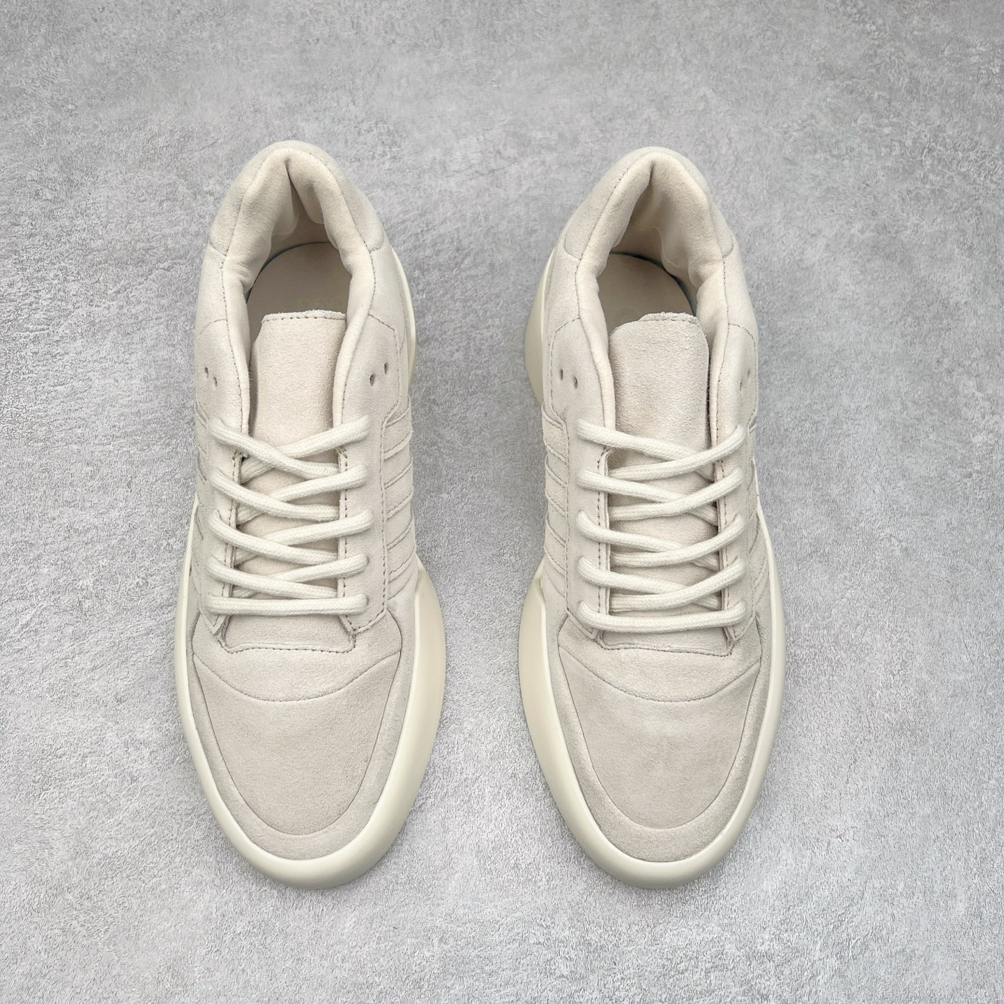 图片[2]-Fear Of God x AD Athletics Forum 86 Low 罗马改良系列低帮增高复古系带百搭休闲运动板鞋 FOG联名 IE6215 除去推出一些新鞋款，Jerry Lorenzo 对于 adidas 经典鞋款的再度演绎也是不容忽视。最近曝光的 Fear of God x Forum 86 Lo 将 Forum 86 的复古鞋面改造为高品质绒面革，并为其搭配了极其特殊的超厚乳白色生胶底，这样的厚度不仅使得整双鞋履的造型感在当下的潮流语境中更为协调，其「增高」妙处也是无需赘言。实拍调校N版已经零色差零失真 百分百还原实物色彩所见即所得 不存在货不对板色差等低级问题 选购参考实物拍摄 不混卖不参货 只用心做好货严格选品 承诺混一赔十 尺码：36 36.5 37.5 38 38.5 39 40 40.5 41 42 42.5 43 44 44.5 45 46-选品中心