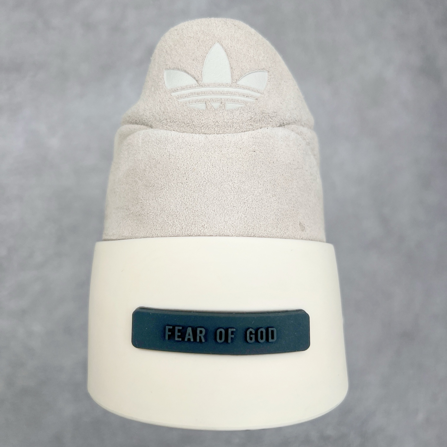 图片[8]-Fear Of God x AD Athletics Forum 86 Low 罗马改良系列低帮增高复古系带百搭休闲运动板鞋 FOG联名 IE6215 除去推出一些新鞋款，Jerry Lorenzo 对于 adidas 经典鞋款的再度演绎也是不容忽视。最近曝光的 Fear of God x Forum 86 Lo 将 Forum 86 的复古鞋面改造为高品质绒面革，并为其搭配了极其特殊的超厚乳白色生胶底，这样的厚度不仅使得整双鞋履的造型感在当下的潮流语境中更为协调，其「增高」妙处也是无需赘言。实拍调校N版已经零色差零失真 百分百还原实物色彩所见即所得 不存在货不对板色差等低级问题 选购参考实物拍摄 不混卖不参货 只用心做好货严格选品 承诺混一赔十 尺码：36 36.5 37.5 38 38.5 39 40 40.5 41 42 42.5 43 44 44.5 45 46-选品中心