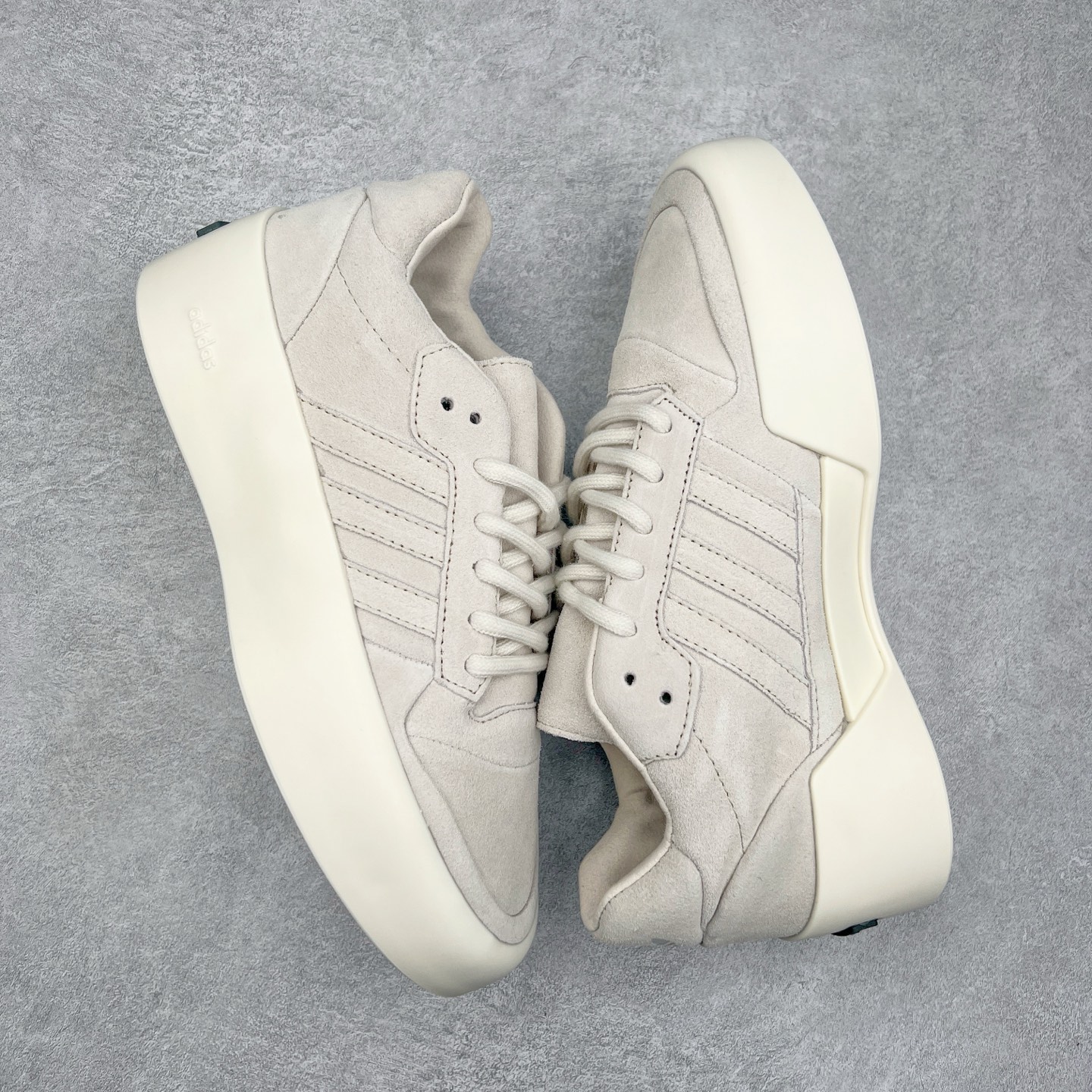 图片[3]-Fear Of God x AD Athletics Forum 86 Low 罗马改良系列低帮增高复古系带百搭休闲运动板鞋 FOG联名 IE6215 除去推出一些新鞋款，Jerry Lorenzo 对于 adidas 经典鞋款的再度演绎也是不容忽视。最近曝光的 Fear of God x Forum 86 Lo 将 Forum 86 的复古鞋面改造为高品质绒面革，并为其搭配了极其特殊的超厚乳白色生胶底，这样的厚度不仅使得整双鞋履的造型感在当下的潮流语境中更为协调，其「增高」妙处也是无需赘言。实拍调校N版已经零色差零失真 百分百还原实物色彩所见即所得 不存在货不对板色差等低级问题 选购参考实物拍摄 不混卖不参货 只用心做好货严格选品 承诺混一赔十 尺码：36 36.5 37.5 38 38.5 39 40 40.5 41 42 42.5 43 44 44.5 45 46-选品中心