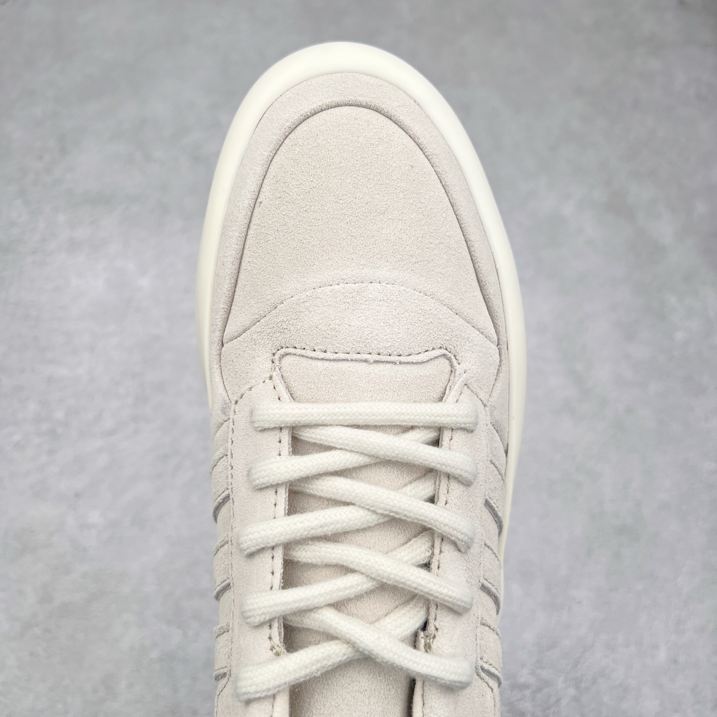 图片[4]-Fear Of God x AD Athletics Forum 86 Low 罗马改良系列低帮增高复古系带百搭休闲运动板鞋 FOG联名 IE6215 除去推出一些新鞋款，Jerry Lorenzo 对于 adidas 经典鞋款的再度演绎也是不容忽视。最近曝光的 Fear of God x Forum 86 Lo 将 Forum 86 的复古鞋面改造为高品质绒面革，并为其搭配了极其特殊的超厚乳白色生胶底，这样的厚度不仅使得整双鞋履的造型感在当下的潮流语境中更为协调，其「增高」妙处也是无需赘言。实拍调校N版已经零色差零失真 百分百还原实物色彩所见即所得 不存在货不对板色差等低级问题 选购参考实物拍摄 不混卖不参货 只用心做好货严格选品 承诺混一赔十 尺码：36 36.5 37.5 38 38.5 39 40 40.5 41 42 42.5 43 44 44.5 45 46-选品中心