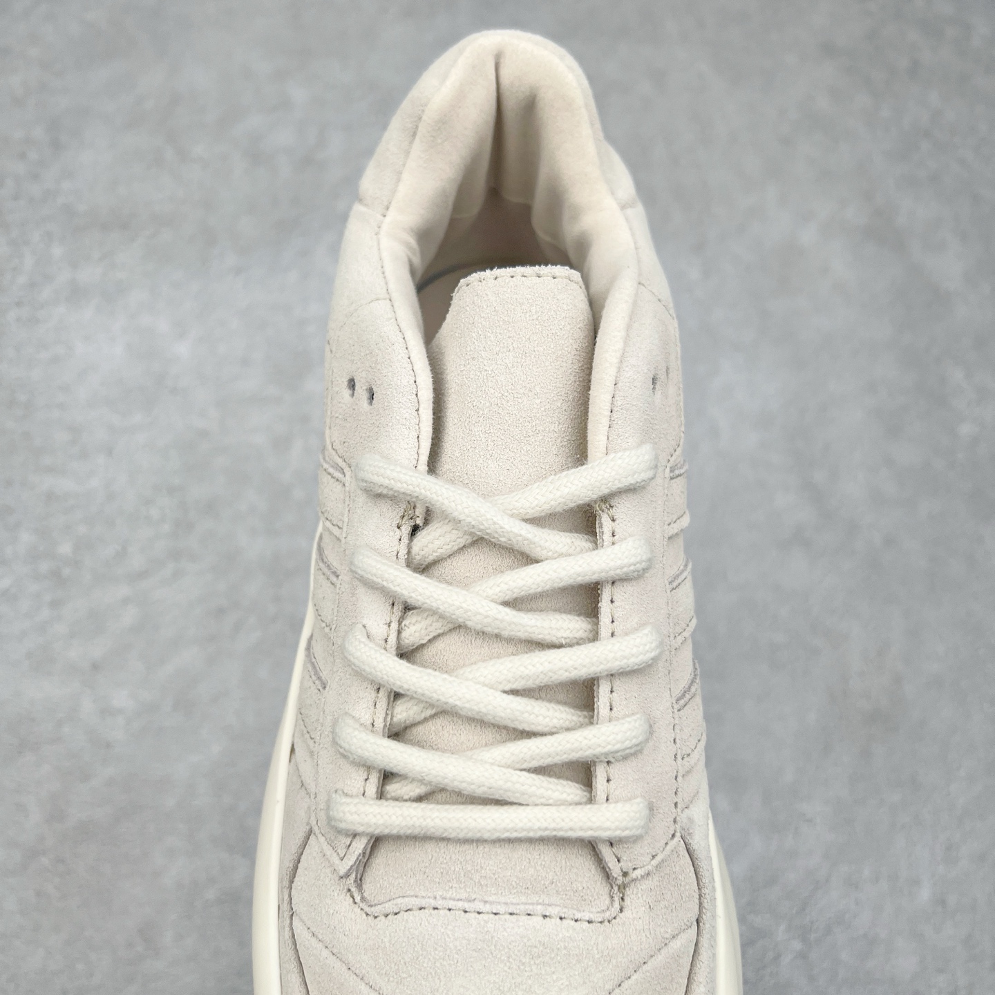 图片[5]-Fear Of God x AD Athletics Forum 86 Low 罗马改良系列低帮增高复古系带百搭休闲运动板鞋 FOG联名 IE6215 除去推出一些新鞋款，Jerry Lorenzo 对于 adidas 经典鞋款的再度演绎也是不容忽视。最近曝光的 Fear of God x Forum 86 Lo 将 Forum 86 的复古鞋面改造为高品质绒面革，并为其搭配了极其特殊的超厚乳白色生胶底，这样的厚度不仅使得整双鞋履的造型感在当下的潮流语境中更为协调，其「增高」妙处也是无需赘言。实拍调校N版已经零色差零失真 百分百还原实物色彩所见即所得 不存在货不对板色差等低级问题 选购参考实物拍摄 不混卖不参货 只用心做好货严格选品 承诺混一赔十 尺码：36 36.5 37.5 38 38.5 39 40 40.5 41 42 42.5 43 44 44.5 45 46-选品中心