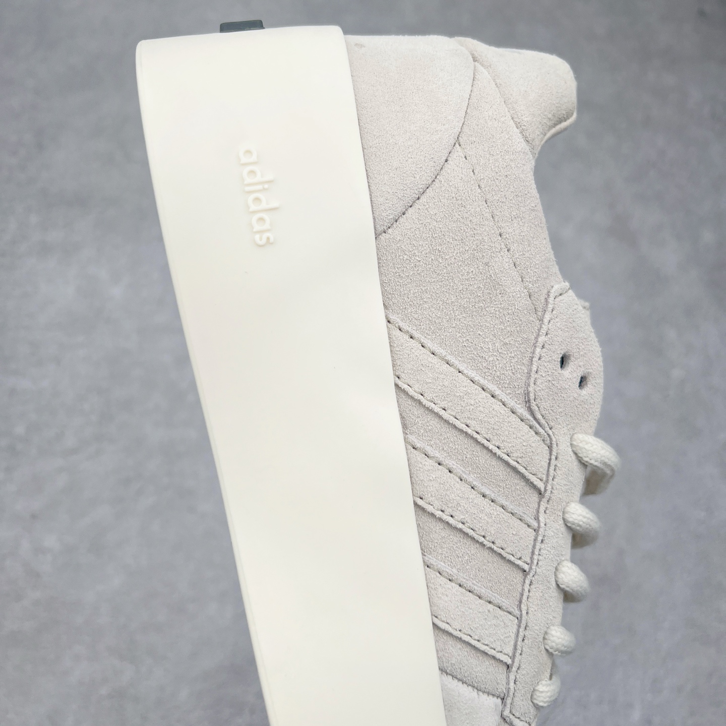 图片[6]-Fear Of God x AD Athletics Forum 86 Low 罗马改良系列低帮增高复古系带百搭休闲运动板鞋 FOG联名 IE6215 除去推出一些新鞋款，Jerry Lorenzo 对于 adidas 经典鞋款的再度演绎也是不容忽视。最近曝光的 Fear of God x Forum 86 Lo 将 Forum 86 的复古鞋面改造为高品质绒面革，并为其搭配了极其特殊的超厚乳白色生胶底，这样的厚度不仅使得整双鞋履的造型感在当下的潮流语境中更为协调，其「增高」妙处也是无需赘言。实拍调校N版已经零色差零失真 百分百还原实物色彩所见即所得 不存在货不对板色差等低级问题 选购参考实物拍摄 不混卖不参货 只用心做好货严格选品 承诺混一赔十 尺码：36 36.5 37.5 38 38.5 39 40 40.5 41 42 42.5 43 44 44.5 45 46-选品中心