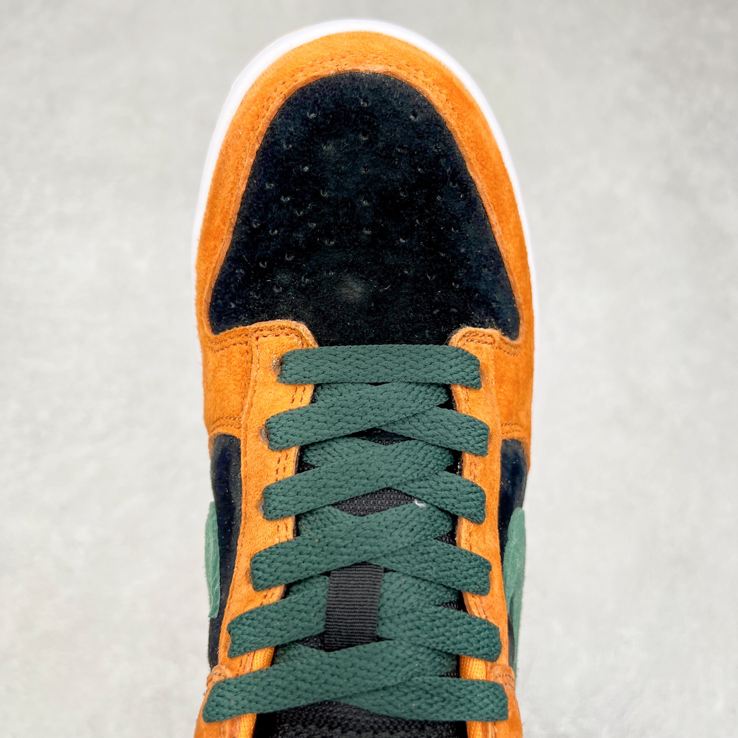 图片[4]-＃GT纯原特价福利 NK SB Dunk Low 系列 注意价格再次下调 之前3XX的东西 白菜价终极捡漏 全套原楦原模倾力打造完美版型 原厂Sadesa D7 皮料 细纹排气孔完全一致 独家原厂航空铝磨具打磨大底 鞋头坡度极致还原 无解鞋型 原盒原配 圈内天花板工艺 原厂冲刀 超高清洁度 全鞋零毛边皮料切割 采用原厂百宏鞋带以及原厂百宏织唛舌标 内标可供原厂几率过验 原厂中底布点胶 原厂中底布拉帮走线遵循公司 实拍调校N版已经零色差零失真 百分百还原实物色彩所见即所得 不存在货不对板色差等低级问题 选购参考实物拍摄 不混卖不参货 只用心做好货严格选品 承诺混一赔十 尺码对应库存明细‼️-选品中心