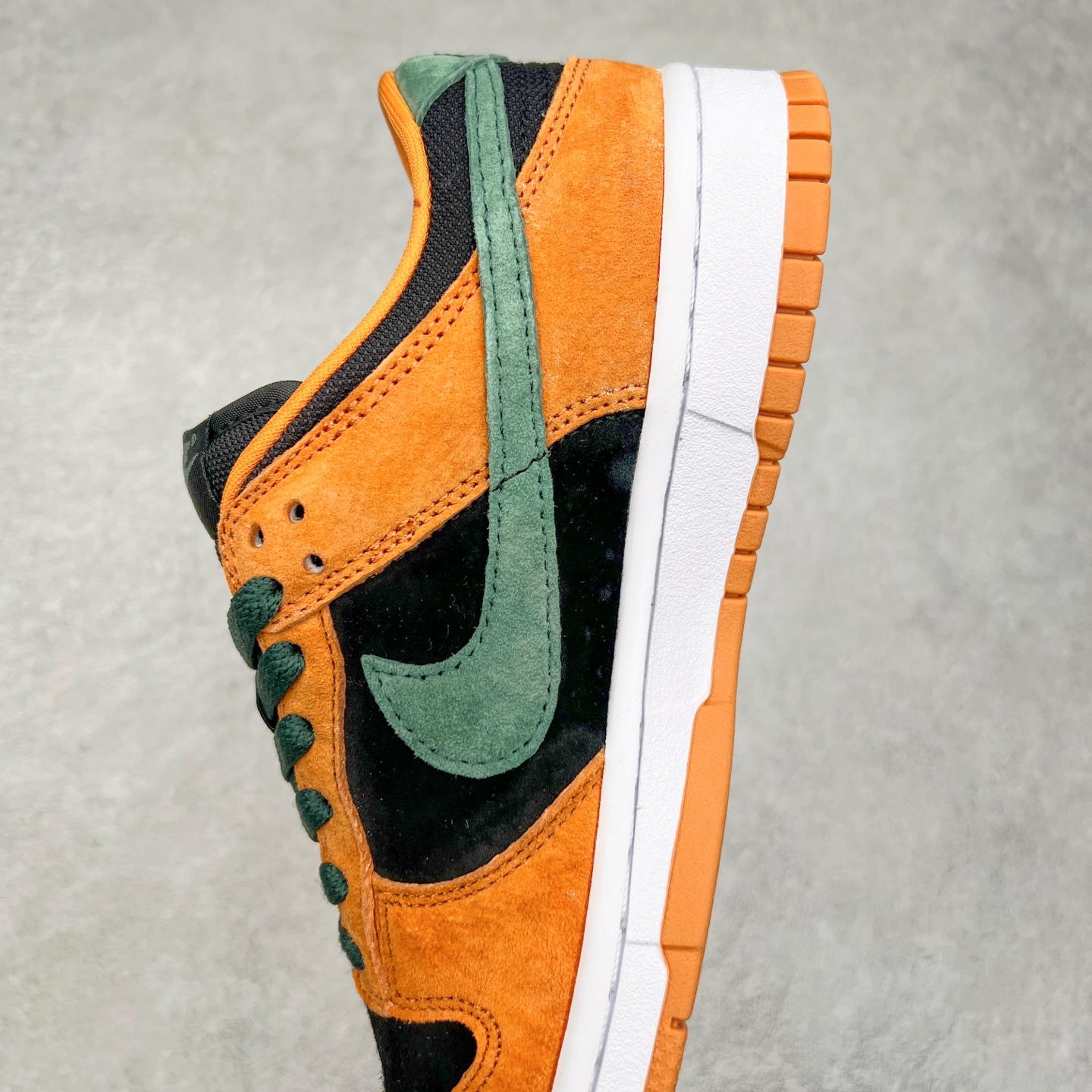 图片[7]-＃GT纯原特价福利 NK SB Dunk Low 系列 注意价格再次下调 之前3XX的东西 白菜价终极捡漏 全套原楦原模倾力打造完美版型 原厂Sadesa D7 皮料 细纹排气孔完全一致 独家原厂航空铝磨具打磨大底 鞋头坡度极致还原 无解鞋型 原盒原配 圈内天花板工艺 原厂冲刀 超高清洁度 全鞋零毛边皮料切割 采用原厂百宏鞋带以及原厂百宏织唛舌标 内标可供原厂几率过验 原厂中底布点胶 原厂中底布拉帮走线遵循公司 实拍调校N版已经零色差零失真 百分百还原实物色彩所见即所得 不存在货不对板色差等低级问题 选购参考实物拍摄 不混卖不参货 只用心做好货严格选品 承诺混一赔十 尺码对应库存明细‼️-选品中心