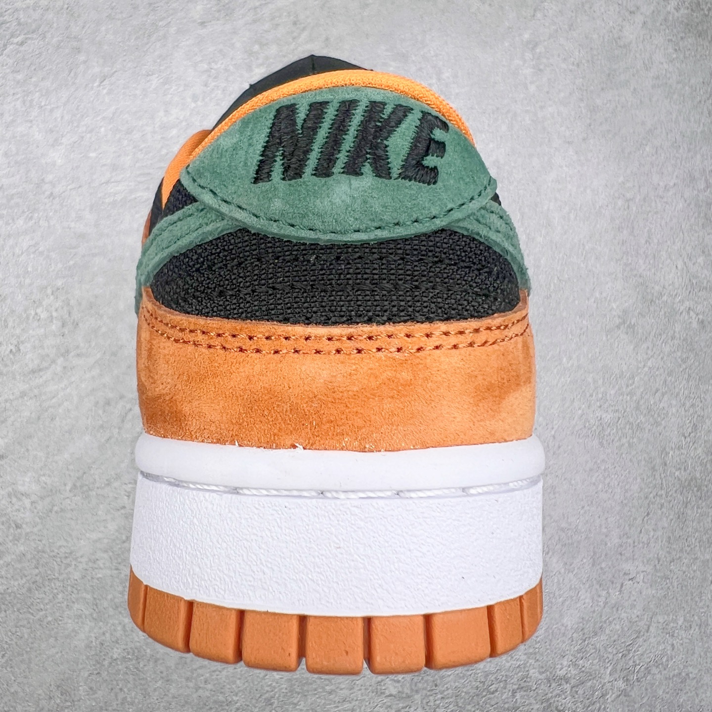 图片[8]-＃GT纯原特价福利 NK SB Dunk Low 系列 注意价格再次下调 之前3XX的东西 白菜价终极捡漏 全套原楦原模倾力打造完美版型 原厂Sadesa D7 皮料 细纹排气孔完全一致 独家原厂航空铝磨具打磨大底 鞋头坡度极致还原 无解鞋型 原盒原配 圈内天花板工艺 原厂冲刀 超高清洁度 全鞋零毛边皮料切割 采用原厂百宏鞋带以及原厂百宏织唛舌标 内标可供原厂几率过验 原厂中底布点胶 原厂中底布拉帮走线遵循公司 实拍调校N版已经零色差零失真 百分百还原实物色彩所见即所得 不存在货不对板色差等低级问题 选购参考实物拍摄 不混卖不参货 只用心做好货严格选品 承诺混一赔十 尺码对应库存明细‼️-选品中心