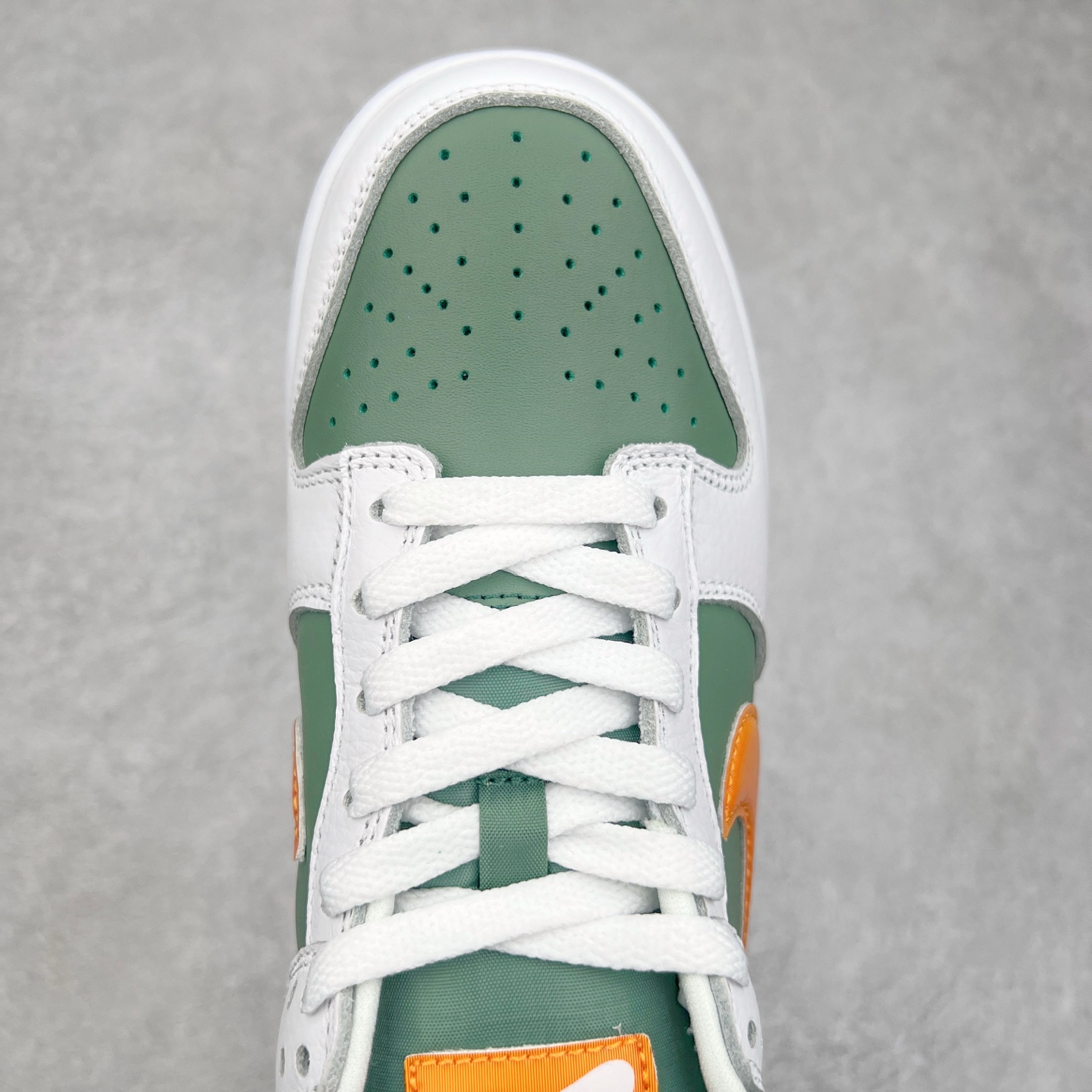 图片[4]-＃GT纯原特价福利 NK SB Dunk Low 系列 注意价格再次下调 之前3XX的东西 白菜价终极捡漏 全套原楦原模倾力打造完美版型 原厂Sadesa D7 皮料 细纹排气孔完全一致 独家原厂航空铝磨具打磨大底 鞋头坡度极致还原 无解鞋型 原盒原配 圈内天花板工艺 原厂冲刀 超高清洁度 全鞋零毛边皮料切割 采用原厂百宏鞋带以及原厂百宏织唛舌标 内标可供原厂几率过验 原厂中底布点胶 原厂中底布拉帮走线遵循公司 实拍调校N版已经零色差零失真 百分百还原实物色彩所见即所得 不存在货不对板色差等低级问题 选购参考实物拍摄 不混卖不参货 只用心做好货严格选品 承诺混一赔十 尺码对应库存明细‼️-选品中心