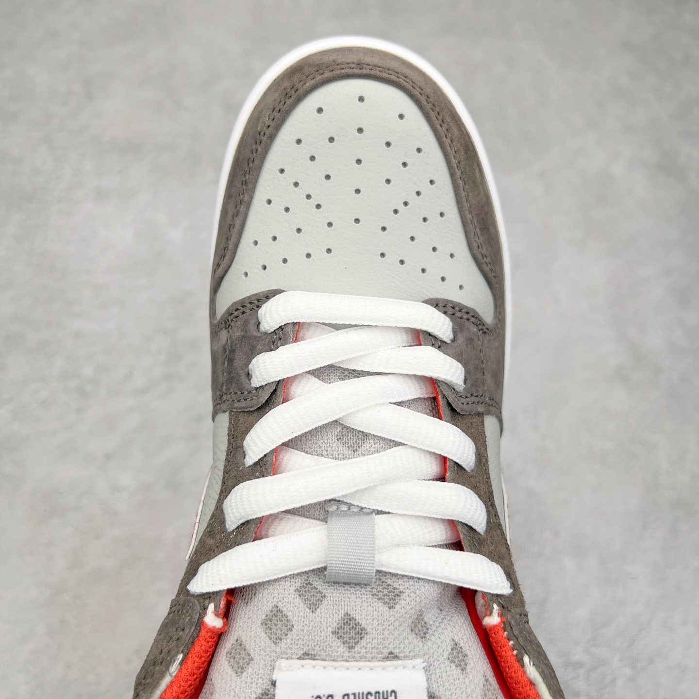 图片[4]-＃GT纯原特价福利 NK SB Dunk Low 系列 注意价格再次下调 之前3XX的东西 白菜价终极捡漏 全套原楦原模倾力打造完美版型 原厂Sadesa D7 皮料 细纹排气孔完全一致 独家原厂航空铝磨具打磨大底 鞋头坡度极致还原 无解鞋型 原盒原配 圈内天花板工艺 原厂冲刀 超高清洁度 全鞋零毛边皮料切割 采用原厂百宏鞋带以及原厂百宏织唛舌标 内标可供原厂几率过验 原厂中底布点胶 原厂中底布拉帮走线遵循公司 实拍调校N版已经零色差零失真 百分百还原实物色彩所见即所得 不存在货不对板色差等低级问题 选购参考实物拍摄 不混卖不参货 只用心做好货严格选品 承诺混一赔十 尺码对应库存明细‼️-选品中心