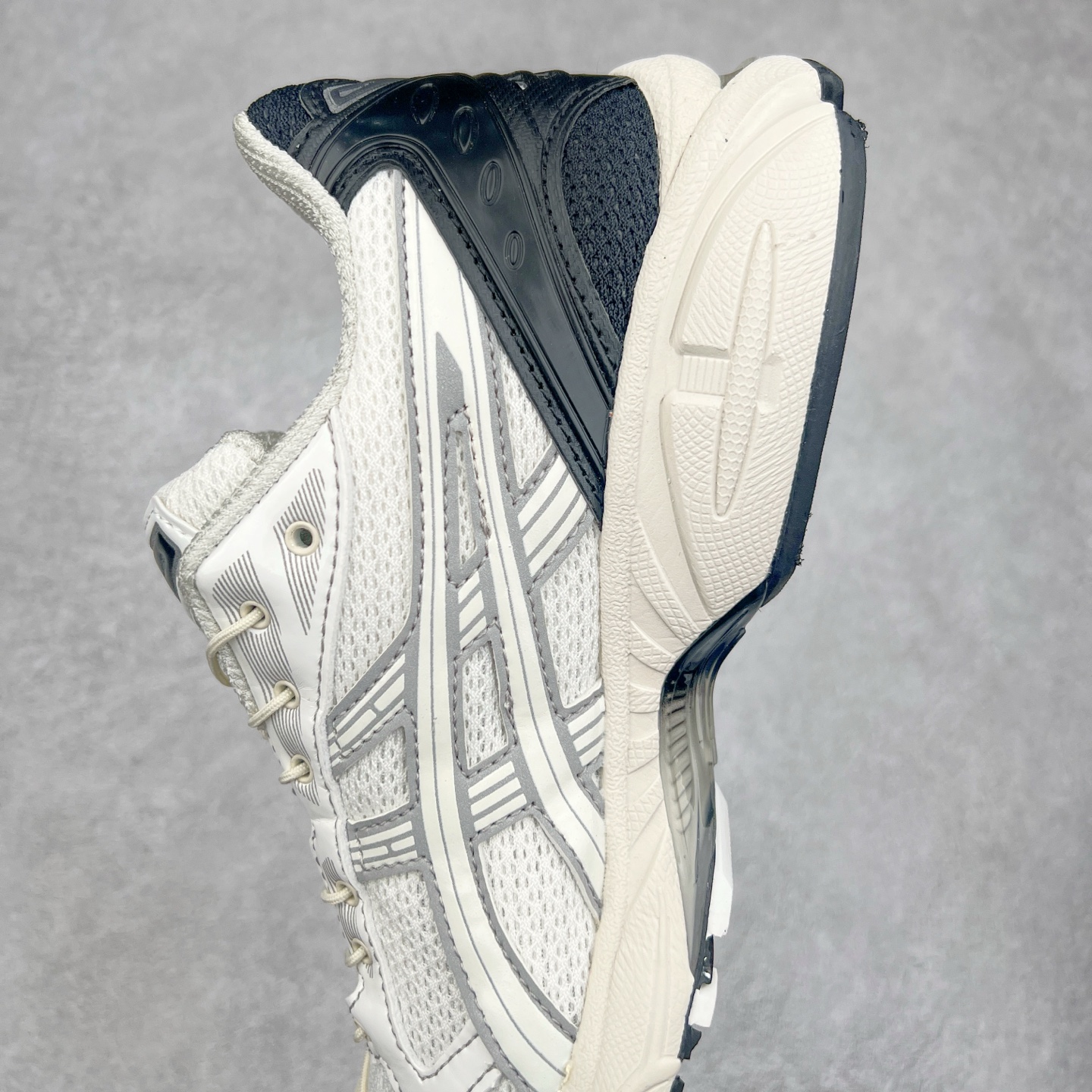 图片[7]-＃特价福利 ASICS GEL-KAYANO 14 亚瑟士K14系列户外复古潮流百搭织物合成革缓震休闲跑步鞋 原装纸板楦头开发 独家私模五层组合大底 原厂定制缓震硅胶加持 原盒原配 官方四联吊牌 原装Ortholite轻量化鞋垫 设计师 Hidenori Yamashita 以「Flash」一词为灵感 创造出未来感金属色鞋面 改造升级内在性能 由内而外全面革新 为 GEL-KAYANO 家族传承及经典跑鞋文化的延续 创下里程碑式作品 K14跑鞋重新诠释了复古的跑步形状 并以其 2000 年代后期的美学理念重新铺装 银色与蓝色的鞋面极为高档 网面铺陈与鞋面、鞋头多处细节位增添了透气性 鞋后跟部中底上以及多密度耐磨鞋底增加了 GEL 缓震胶 提供高抗冲击性、缓冲性、可保护脚部免受地面冲击的影响 穿着舒适性十足 实拍调校N版已经零色差零失真 百分百还原实物色彩所见即所得 不存在货不对板色差等低级问题 选购参考实物拍摄 不混卖不参货 只用心做好货严格选品 承诺混一赔十 尺码：36 36.5 37.5 38 38.5 39 40 40.5 41 42 42.5 43 44 44.5 45-选品中心