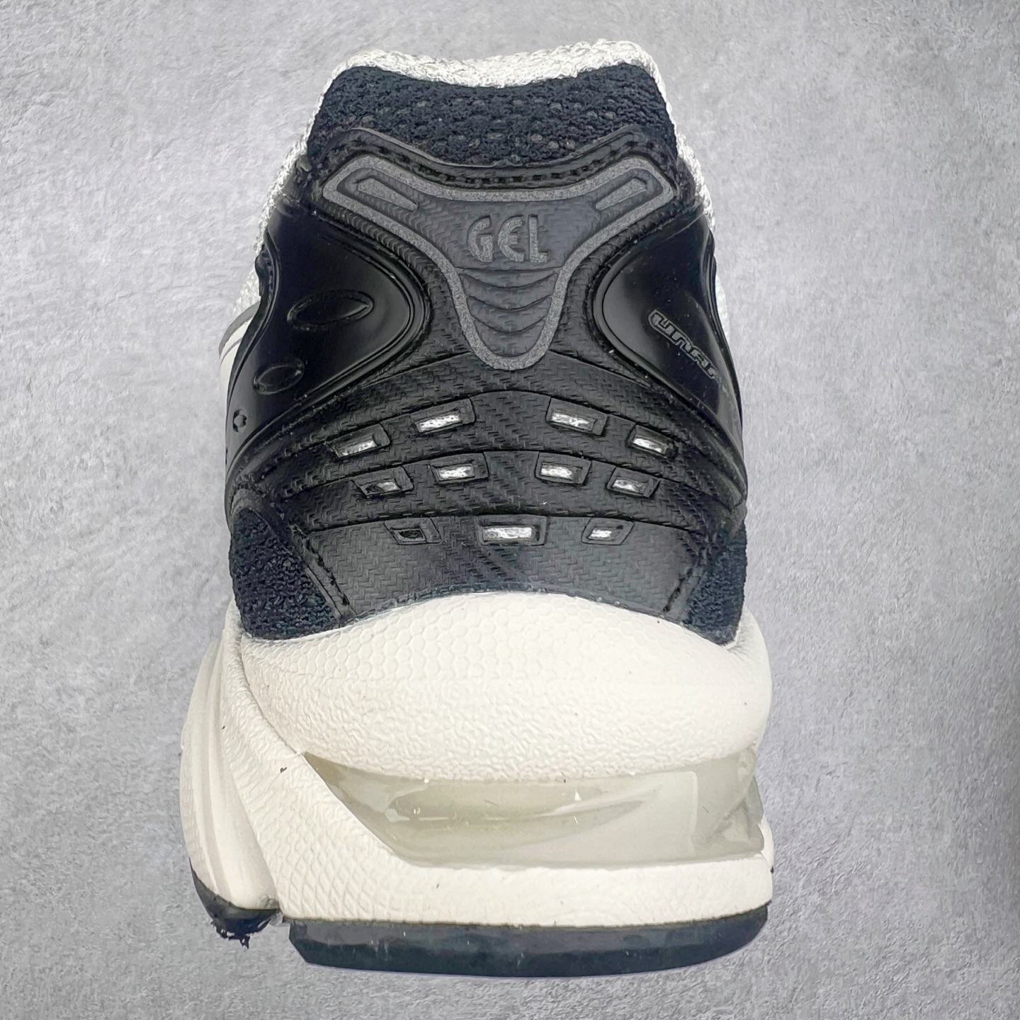 图片[8]-＃特价福利 ASICS GEL-KAYANO 14 亚瑟士K14系列户外复古潮流百搭织物合成革缓震休闲跑步鞋 原装纸板楦头开发 独家私模五层组合大底 原厂定制缓震硅胶加持 原盒原配 官方四联吊牌 原装Ortholite轻量化鞋垫 设计师 Hidenori Yamashita 以「Flash」一词为灵感 创造出未来感金属色鞋面 改造升级内在性能 由内而外全面革新 为 GEL-KAYANO 家族传承及经典跑鞋文化的延续 创下里程碑式作品 K14跑鞋重新诠释了复古的跑步形状 并以其 2000 年代后期的美学理念重新铺装 银色与蓝色的鞋面极为高档 网面铺陈与鞋面、鞋头多处细节位增添了透气性 鞋后跟部中底上以及多密度耐磨鞋底增加了 GEL 缓震胶 提供高抗冲击性、缓冲性、可保护脚部免受地面冲击的影响 穿着舒适性十足 实拍调校N版已经零色差零失真 百分百还原实物色彩所见即所得 不存在货不对板色差等低级问题 选购参考实物拍摄 不混卖不参货 只用心做好货严格选品 承诺混一赔十 尺码：36 36.5 37.5 38 38.5 39 40 40.5 41 42 42.5 43 44 44.5 45-选品中心