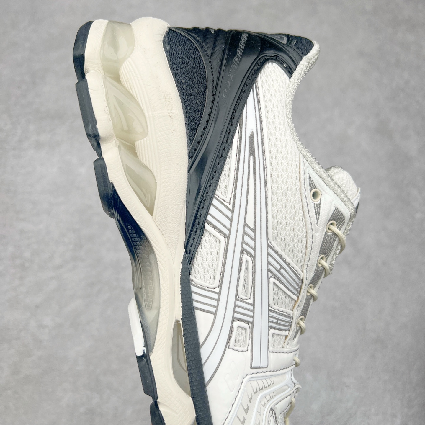 图片[6]-＃特价福利 ASICS GEL-KAYANO 14 亚瑟士K14系列户外复古潮流百搭织物合成革缓震休闲跑步鞋 原装纸板楦头开发 独家私模五层组合大底 原厂定制缓震硅胶加持 原盒原配 官方四联吊牌 原装Ortholite轻量化鞋垫 设计师 Hidenori Yamashita 以「Flash」一词为灵感 创造出未来感金属色鞋面 改造升级内在性能 由内而外全面革新 为 GEL-KAYANO 家族传承及经典跑鞋文化的延续 创下里程碑式作品 K14跑鞋重新诠释了复古的跑步形状 并以其 2000 年代后期的美学理念重新铺装 银色与蓝色的鞋面极为高档 网面铺陈与鞋面、鞋头多处细节位增添了透气性 鞋后跟部中底上以及多密度耐磨鞋底增加了 GEL 缓震胶 提供高抗冲击性、缓冲性、可保护脚部免受地面冲击的影响 穿着舒适性十足 实拍调校N版已经零色差零失真 百分百还原实物色彩所见即所得 不存在货不对板色差等低级问题 选购参考实物拍摄 不混卖不参货 只用心做好货严格选品 承诺混一赔十 尺码：36 36.5 37.5 38 38.5 39 40 40.5 41 42 42.5 43 44 44.5 45-选品中心