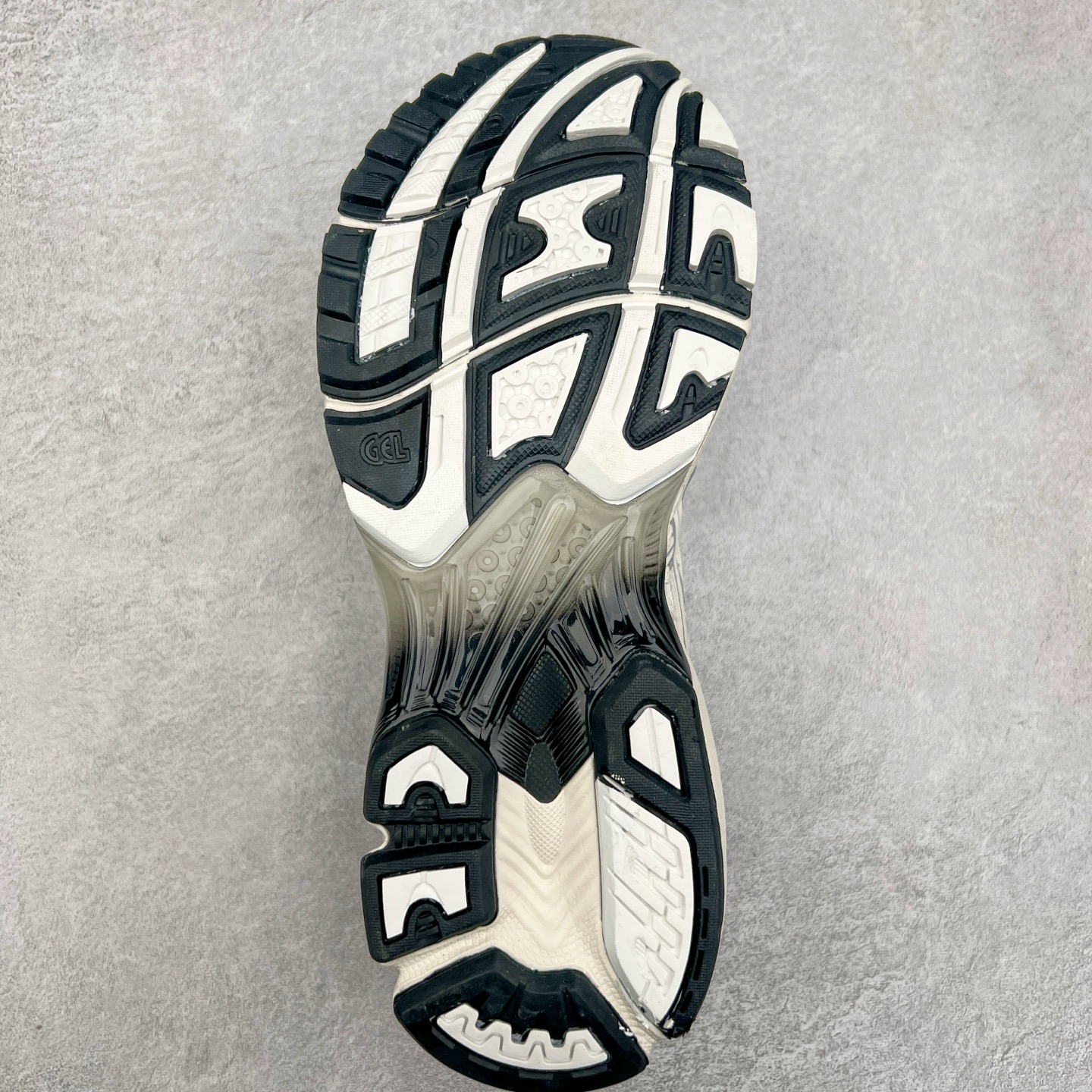 图片[9]-＃特价福利 ASICS GEL-KAYANO 14 亚瑟士K14系列户外复古潮流百搭织物合成革缓震休闲跑步鞋 原装纸板楦头开发 独家私模五层组合大底 原厂定制缓震硅胶加持 原盒原配 官方四联吊牌 原装Ortholite轻量化鞋垫 设计师 Hidenori Yamashita 以「Flash」一词为灵感 创造出未来感金属色鞋面 改造升级内在性能 由内而外全面革新 为 GEL-KAYANO 家族传承及经典跑鞋文化的延续 创下里程碑式作品 K14跑鞋重新诠释了复古的跑步形状 并以其 2000 年代后期的美学理念重新铺装 银色与蓝色的鞋面极为高档 网面铺陈与鞋面、鞋头多处细节位增添了透气性 鞋后跟部中底上以及多密度耐磨鞋底增加了 GEL 缓震胶 提供高抗冲击性、缓冲性、可保护脚部免受地面冲击的影响 穿着舒适性十足 实拍调校N版已经零色差零失真 百分百还原实物色彩所见即所得 不存在货不对板色差等低级问题 选购参考实物拍摄 不混卖不参货 只用心做好货严格选品 承诺混一赔十 尺码：36 36.5 37.5 38 38.5 39 40 40.5 41 42 42.5 43 44 44.5 45-选品中心