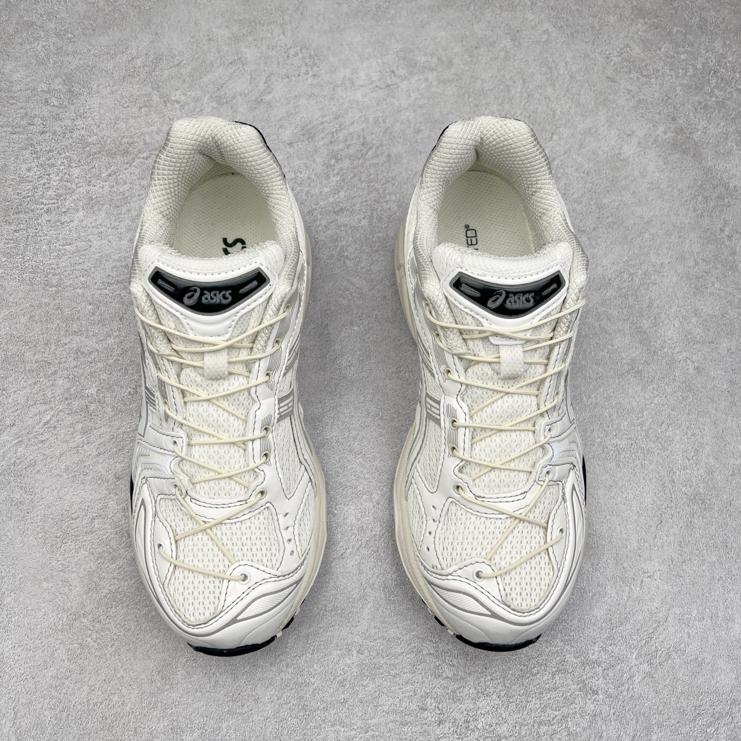 图片[2]-＃特价福利 ASICS GEL-KAYANO 14 亚瑟士K14系列户外复古潮流百搭织物合成革缓震休闲跑步鞋 原装纸板楦头开发 独家私模五层组合大底 原厂定制缓震硅胶加持 原盒原配 官方四联吊牌 原装Ortholite轻量化鞋垫 设计师 Hidenori Yamashita 以「Flash」一词为灵感 创造出未来感金属色鞋面 改造升级内在性能 由内而外全面革新 为 GEL-KAYANO 家族传承及经典跑鞋文化的延续 创下里程碑式作品 K14跑鞋重新诠释了复古的跑步形状 并以其 2000 年代后期的美学理念重新铺装 银色与蓝色的鞋面极为高档 网面铺陈与鞋面、鞋头多处细节位增添了透气性 鞋后跟部中底上以及多密度耐磨鞋底增加了 GEL 缓震胶 提供高抗冲击性、缓冲性、可保护脚部免受地面冲击的影响 穿着舒适性十足 实拍调校N版已经零色差零失真 百分百还原实物色彩所见即所得 不存在货不对板色差等低级问题 选购参考实物拍摄 不混卖不参货 只用心做好货严格选品 承诺混一赔十 尺码：36 36.5 37.5 38 38.5 39 40 40.5 41 42 42.5 43 44 44.5 45-选品中心