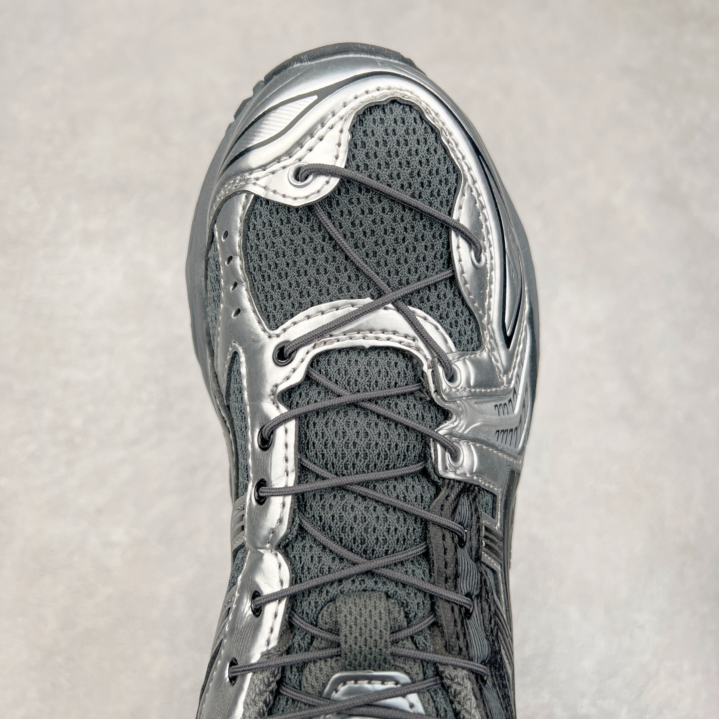 图片[4]-＃特价福利 ASICS GEL-KAYANO 14 亚瑟士K14系列户外复古潮流百搭织物合成革缓震休闲跑步鞋 原装纸板楦头开发 独家私模五层组合大底 原厂定制缓震硅胶加持 原盒原配 官方四联吊牌 原装Ortholite轻量化鞋垫 设计师 Hidenori Yamashita 以「Flash」一词为灵感 创造出未来感金属色鞋面 改造升级内在性能 由内而外全面革新 为 GEL-KAYANO 家族传承及经典跑鞋文化的延续 创下里程碑式作品 K14跑鞋重新诠释了复古的跑步形状 并以其 2000 年代后期的美学理念重新铺装 银色与蓝色的鞋面极为高档 网面铺陈与鞋面、鞋头多处细节位增添了透气性 鞋后跟部中底上以及多密度耐磨鞋底增加了 GEL 缓震胶 提供高抗冲击性、缓冲性、可保护脚部免受地面冲击的影响 穿着舒适性十足 实拍调校N版已经零色差零失真 百分百还原实物色彩所见即所得 不存在货不对板色差等低级问题 选购参考实物拍摄 不混卖不参货 只用心做好货严格选品 承诺混一赔十 尺码：36 36.5 37.5 38 38.5 39 40 40.5 41 42 42.5 43 44 44.5 45-选品中心