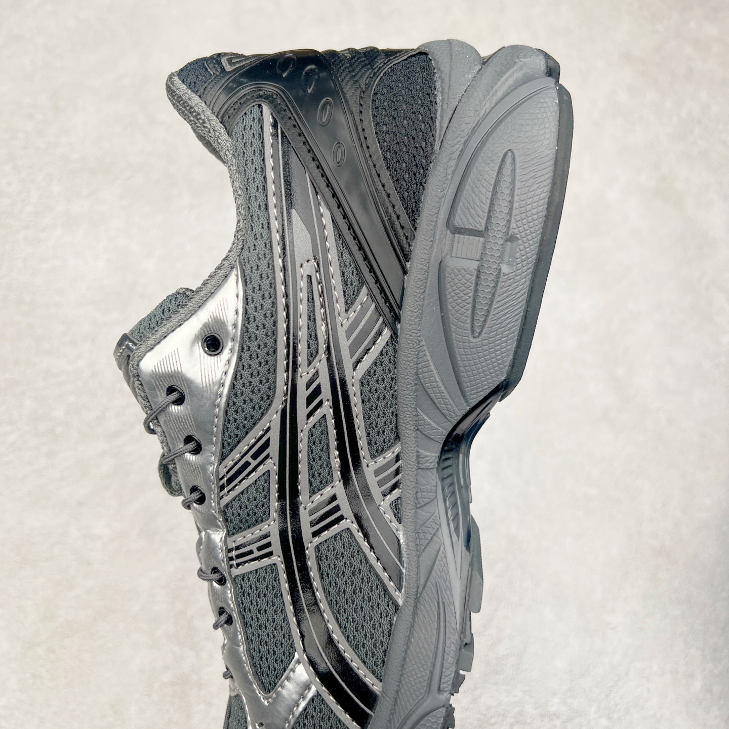 图片[7]-＃特价福利 ASICS GEL-KAYANO 14 亚瑟士K14系列户外复古潮流百搭织物合成革缓震休闲跑步鞋 原装纸板楦头开发 独家私模五层组合大底 原厂定制缓震硅胶加持 原盒原配 官方四联吊牌 原装Ortholite轻量化鞋垫 设计师 Hidenori Yamashita 以「Flash」一词为灵感 创造出未来感金属色鞋面 改造升级内在性能 由内而外全面革新 为 GEL-KAYANO 家族传承及经典跑鞋文化的延续 创下里程碑式作品 K14跑鞋重新诠释了复古的跑步形状 并以其 2000 年代后期的美学理念重新铺装 银色与蓝色的鞋面极为高档 网面铺陈与鞋面、鞋头多处细节位增添了透气性 鞋后跟部中底上以及多密度耐磨鞋底增加了 GEL 缓震胶 提供高抗冲击性、缓冲性、可保护脚部免受地面冲击的影响 穿着舒适性十足 实拍调校N版已经零色差零失真 百分百还原实物色彩所见即所得 不存在货不对板色差等低级问题 选购参考实物拍摄 不混卖不参货 只用心做好货严格选品 承诺混一赔十 尺码：36 36.5 37.5 38 38.5 39 40 40.5 41 42 42.5 43 44 44.5 45-选品中心