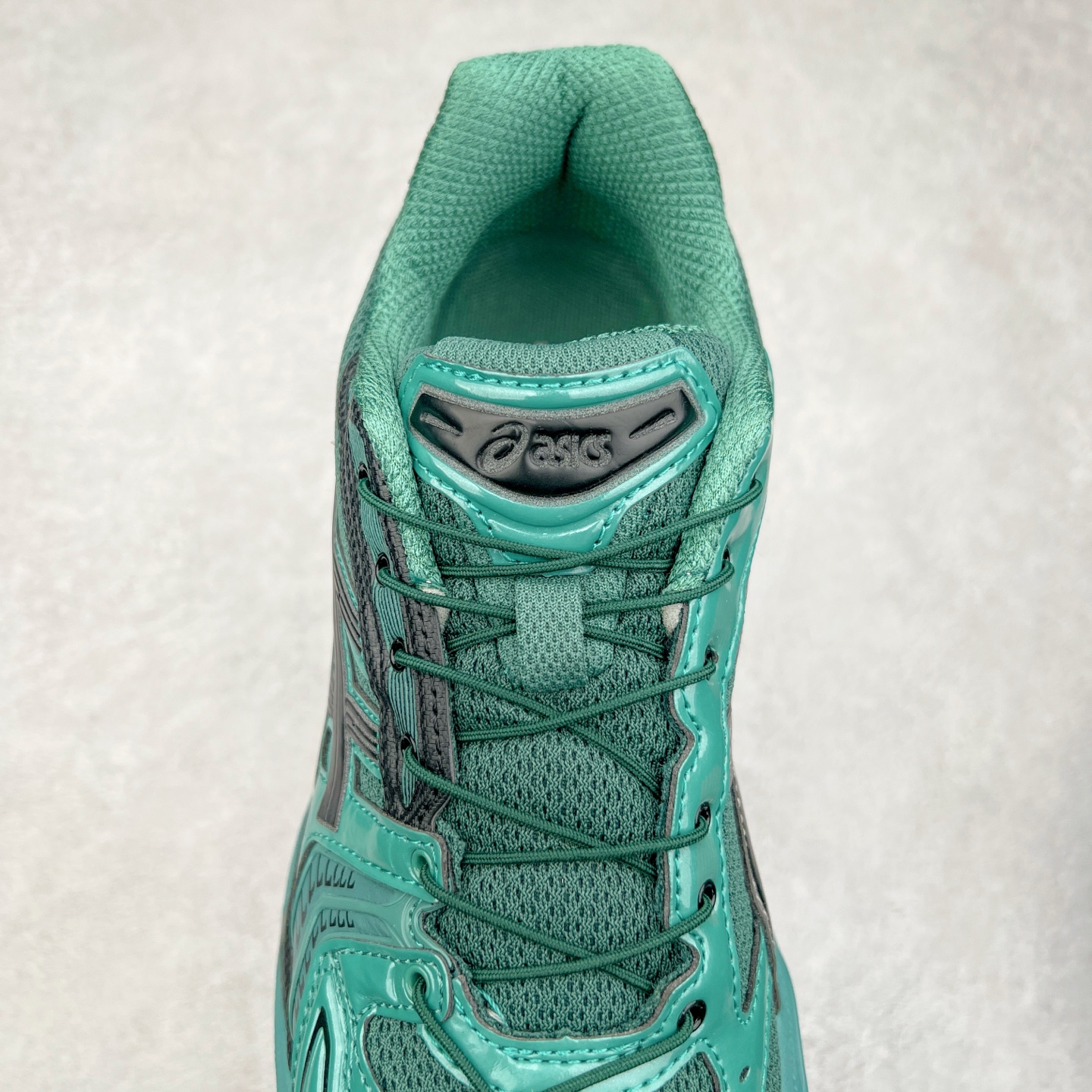 图片[5]-＃特价福利 ASICS GEL-KAYANO 14 亚瑟士K14系列户外复古潮流百搭织物合成革缓震休闲跑步鞋 原装纸板楦头开发 独家私模五层组合大底 原厂定制缓震硅胶加持 原盒原配 官方四联吊牌 原装Ortholite轻量化鞋垫 设计师 Hidenori Yamashita 以「Flash」一词为灵感 创造出未来感金属色鞋面 改造升级内在性能 由内而外全面革新 为 GEL-KAYANO 家族传承及经典跑鞋文化的延续 创下里程碑式作品 K14跑鞋重新诠释了复古的跑步形状 并以其 2000 年代后期的美学理念重新铺装 银色与蓝色的鞋面极为高档 网面铺陈与鞋面、鞋头多处细节位增添了透气性 鞋后跟部中底上以及多密度耐磨鞋底增加了 GEL 缓震胶 提供高抗冲击性、缓冲性、可保护脚部免受地面冲击的影响 穿着舒适性十足 实拍调校N版已经零色差零失真 百分百还原实物色彩所见即所得 不存在货不对板色差等低级问题 选购参考实物拍摄 不混卖不参货 只用心做好货严格选品 承诺混一赔十 尺码：36 36.5 37.5 38 38.5 39 40 40.5 41 42 42.5 43 44 44.5 45-选品中心