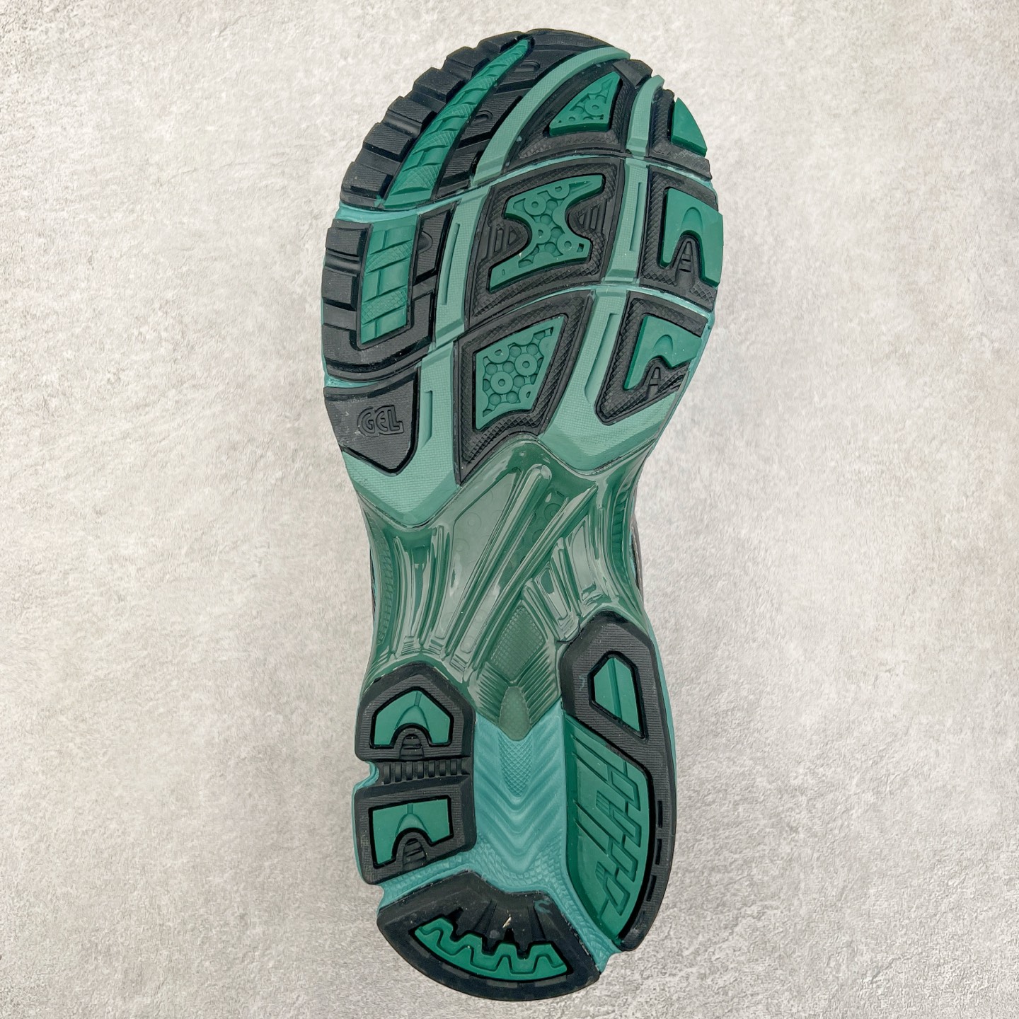 图片[9]-＃特价福利 ASICS GEL-KAYANO 14 亚瑟士K14系列户外复古潮流百搭织物合成革缓震休闲跑步鞋 原装纸板楦头开发 独家私模五层组合大底 原厂定制缓震硅胶加持 原盒原配 官方四联吊牌 原装Ortholite轻量化鞋垫 设计师 Hidenori Yamashita 以「Flash」一词为灵感 创造出未来感金属色鞋面 改造升级内在性能 由内而外全面革新 为 GEL-KAYANO 家族传承及经典跑鞋文化的延续 创下里程碑式作品 K14跑鞋重新诠释了复古的跑步形状 并以其 2000 年代后期的美学理念重新铺装 银色与蓝色的鞋面极为高档 网面铺陈与鞋面、鞋头多处细节位增添了透气性 鞋后跟部中底上以及多密度耐磨鞋底增加了 GEL 缓震胶 提供高抗冲击性、缓冲性、可保护脚部免受地面冲击的影响 穿着舒适性十足 实拍调校N版已经零色差零失真 百分百还原实物色彩所见即所得 不存在货不对板色差等低级问题 选购参考实物拍摄 不混卖不参货 只用心做好货严格选品 承诺混一赔十 尺码：36 36.5 37.5 38 38.5 39 40 40.5 41 42 42.5 43 44 44.5 45-选品中心