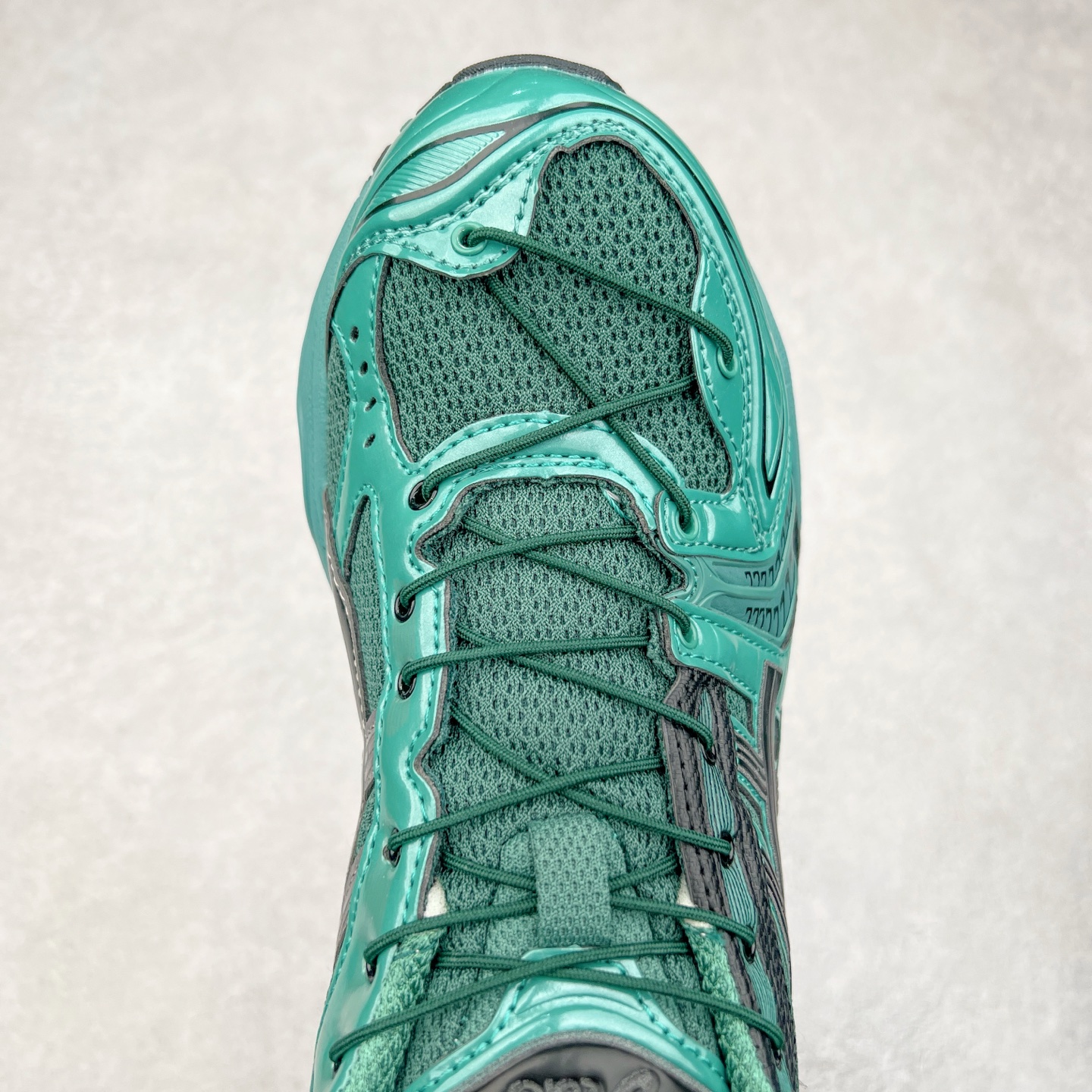 图片[4]-＃特价福利 ASICS GEL-KAYANO 14 亚瑟士K14系列户外复古潮流百搭织物合成革缓震休闲跑步鞋 原装纸板楦头开发 独家私模五层组合大底 原厂定制缓震硅胶加持 原盒原配 官方四联吊牌 原装Ortholite轻量化鞋垫 设计师 Hidenori Yamashita 以「Flash」一词为灵感 创造出未来感金属色鞋面 改造升级内在性能 由内而外全面革新 为 GEL-KAYANO 家族传承及经典跑鞋文化的延续 创下里程碑式作品 K14跑鞋重新诠释了复古的跑步形状 并以其 2000 年代后期的美学理念重新铺装 银色与蓝色的鞋面极为高档 网面铺陈与鞋面、鞋头多处细节位增添了透气性 鞋后跟部中底上以及多密度耐磨鞋底增加了 GEL 缓震胶 提供高抗冲击性、缓冲性、可保护脚部免受地面冲击的影响 穿着舒适性十足 实拍调校N版已经零色差零失真 百分百还原实物色彩所见即所得 不存在货不对板色差等低级问题 选购参考实物拍摄 不混卖不参货 只用心做好货严格选品 承诺混一赔十 尺码：36 36.5 37.5 38 38.5 39 40 40.5 41 42 42.5 43 44 44.5 45-选品中心