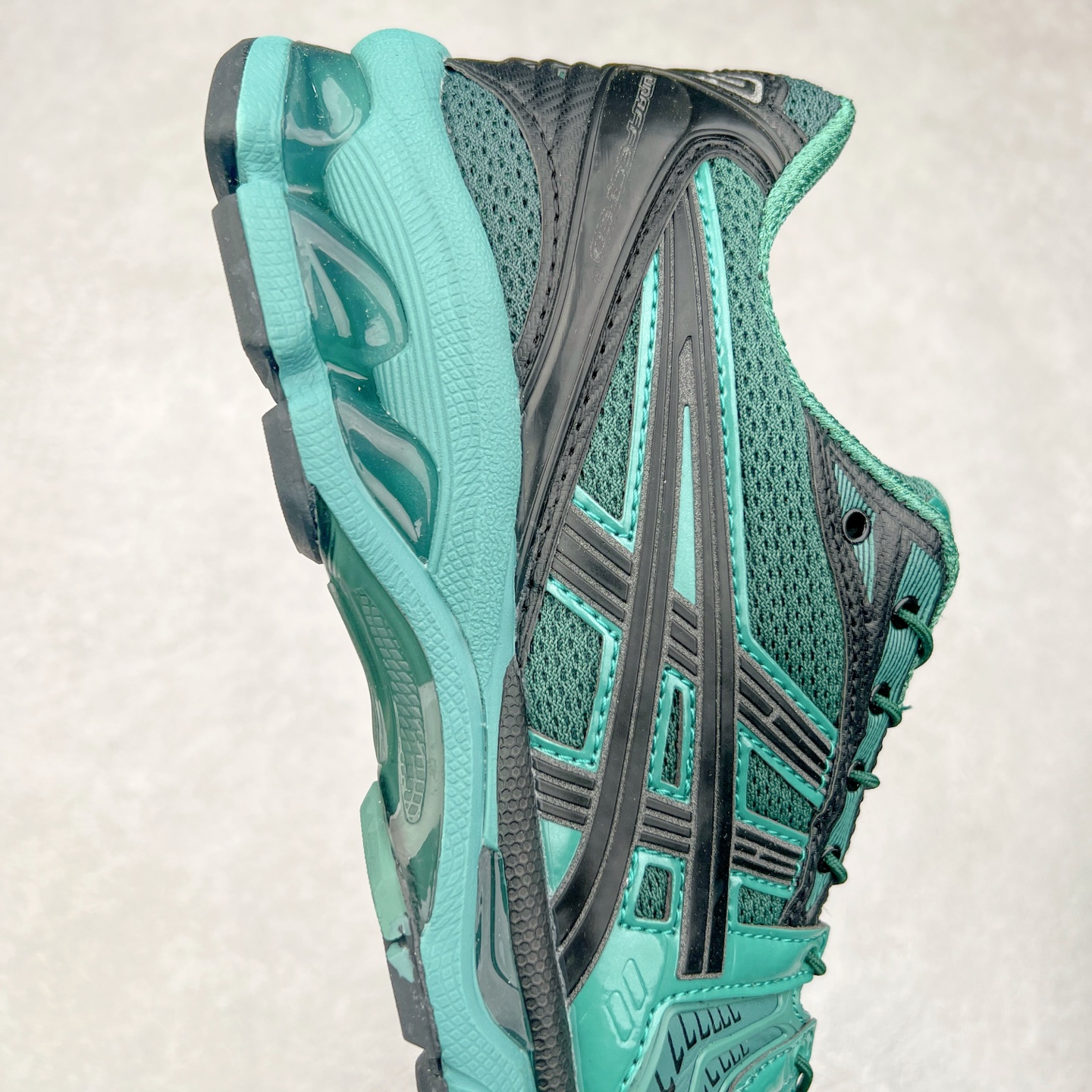 图片[6]-＃特价福利 ASICS GEL-KAYANO 14 亚瑟士K14系列户外复古潮流百搭织物合成革缓震休闲跑步鞋 原装纸板楦头开发 独家私模五层组合大底 原厂定制缓震硅胶加持 原盒原配 官方四联吊牌 原装Ortholite轻量化鞋垫 设计师 Hidenori Yamashita 以「Flash」一词为灵感 创造出未来感金属色鞋面 改造升级内在性能 由内而外全面革新 为 GEL-KAYANO 家族传承及经典跑鞋文化的延续 创下里程碑式作品 K14跑鞋重新诠释了复古的跑步形状 并以其 2000 年代后期的美学理念重新铺装 银色与蓝色的鞋面极为高档 网面铺陈与鞋面、鞋头多处细节位增添了透气性 鞋后跟部中底上以及多密度耐磨鞋底增加了 GEL 缓震胶 提供高抗冲击性、缓冲性、可保护脚部免受地面冲击的影响 穿着舒适性十足 实拍调校N版已经零色差零失真 百分百还原实物色彩所见即所得 不存在货不对板色差等低级问题 选购参考实物拍摄 不混卖不参货 只用心做好货严格选品 承诺混一赔十 尺码：36 36.5 37.5 38 38.5 39 40 40.5 41 42 42.5 43 44 44.5 45-选品中心