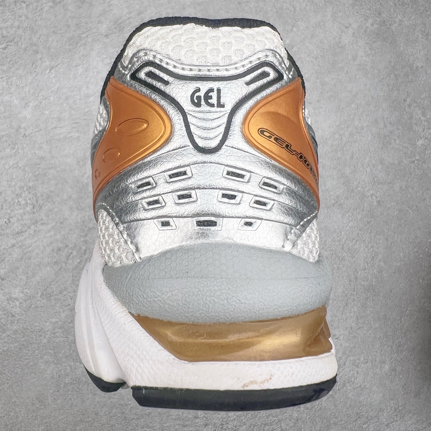 图片[8]-＃特价福利 ASICS GEL-KAYANO 14 亚瑟士K14系列户外复古潮流百搭织物合成革缓震休闲跑步鞋 原装纸板楦头开发 独家私模五层组合大底 原厂定制缓震硅胶加持 原盒原配 官方四联吊牌 原装Ortholite轻量化鞋垫 设计师 Hidenori Yamashita 以「Flash」一词为灵感 创造出未来感金属色鞋面 改造升级内在性能 由内而外全面革新 为 GEL-KAYANO 家族传承及经典跑鞋文化的延续 创下里程碑式作品 K14跑鞋重新诠释了复古的跑步形状 并以其 2000 年代后期的美学理念重新铺装 银色与蓝色的鞋面极为高档 网面铺陈与鞋面、鞋头多处细节位增添了透气性 鞋后跟部中底上以及多密度耐磨鞋底增加了 GEL 缓震胶 提供高抗冲击性、缓冲性、可保护脚部免受地面冲击的影响 穿着舒适性十足 实拍调校N版已经零色差零失真 百分百还原实物色彩所见即所得 不存在货不对板色差等低级问题 选购参考实物拍摄 不混卖不参货 只用心做好货严格选品 承诺混一赔十 尺码：36 36.5 37.5 38 38.5 39 40 40.5 41 42 42.5 43 44 44.5 45-选品中心