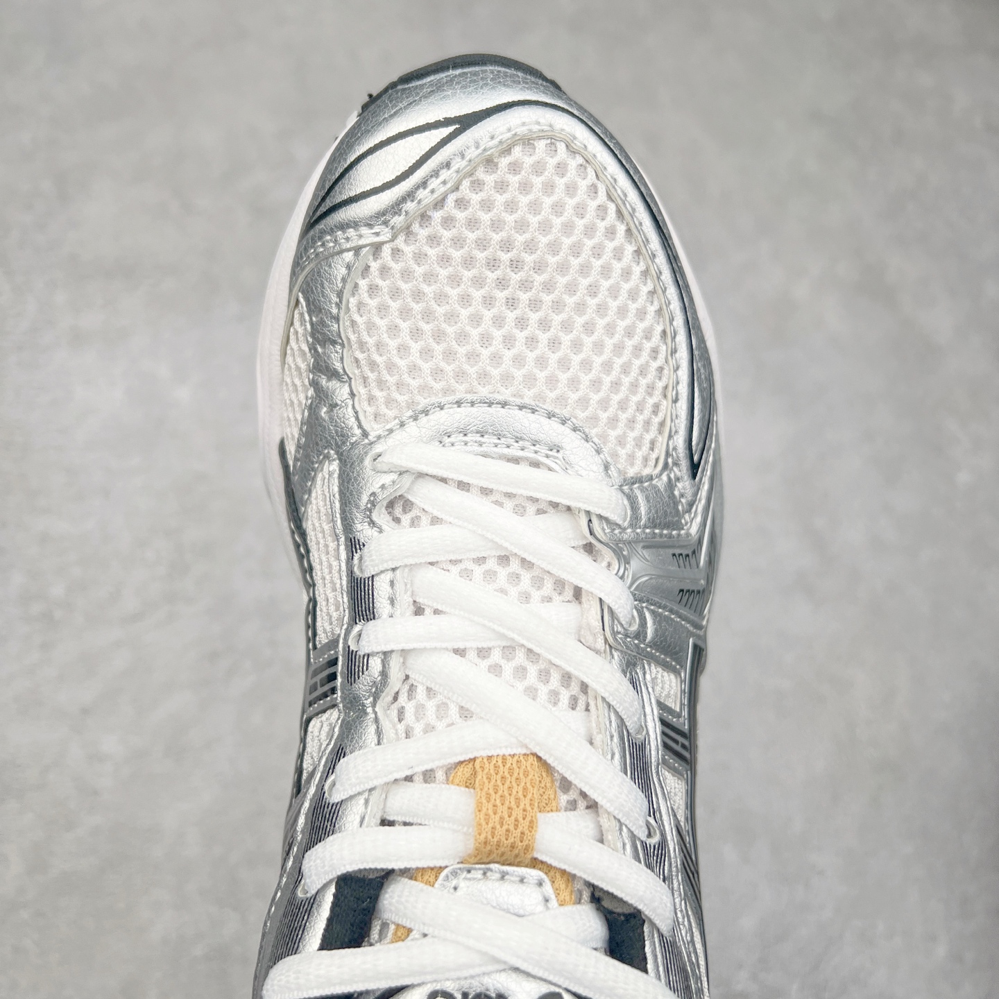 图片[4]-＃特价福利 ASICS GEL-KAYANO 14 亚瑟士K14系列户外复古潮流百搭织物合成革缓震休闲跑步鞋 原装纸板楦头开发 独家私模五层组合大底 原厂定制缓震硅胶加持 原盒原配 官方四联吊牌 原装Ortholite轻量化鞋垫 设计师 Hidenori Yamashita 以「Flash」一词为灵感 创造出未来感金属色鞋面 改造升级内在性能 由内而外全面革新 为 GEL-KAYANO 家族传承及经典跑鞋文化的延续 创下里程碑式作品 K14跑鞋重新诠释了复古的跑步形状 并以其 2000 年代后期的美学理念重新铺装 银色与蓝色的鞋面极为高档 网面铺陈与鞋面、鞋头多处细节位增添了透气性 鞋后跟部中底上以及多密度耐磨鞋底增加了 GEL 缓震胶 提供高抗冲击性、缓冲性、可保护脚部免受地面冲击的影响 穿着舒适性十足 实拍调校N版已经零色差零失真 百分百还原实物色彩所见即所得 不存在货不对板色差等低级问题 选购参考实物拍摄 不混卖不参货 只用心做好货严格选品 承诺混一赔十 尺码：36 36.5 37.5 38 38.5 39 40 40.5 41 42 42.5 43 44 44.5 45-选品中心