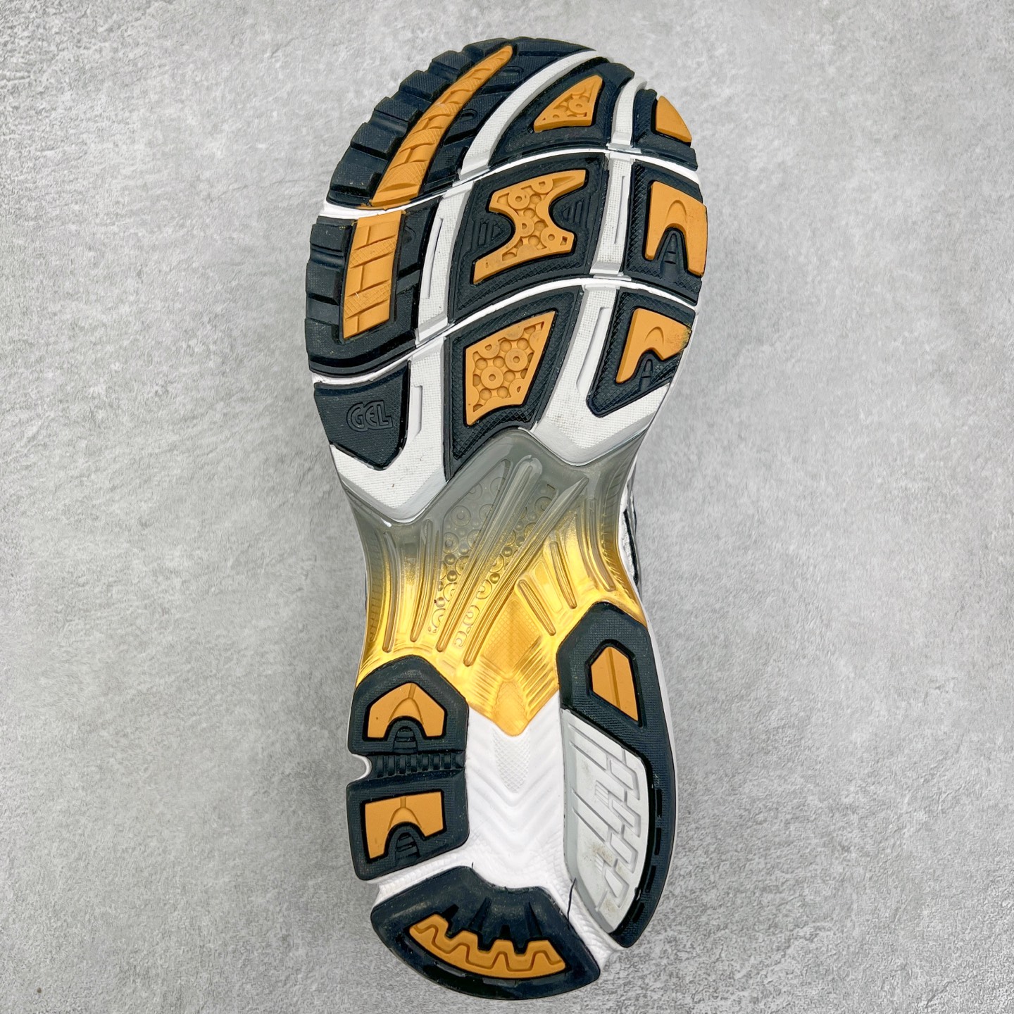 图片[9]-＃特价福利 ASICS GEL-KAYANO 14 亚瑟士K14系列户外复古潮流百搭织物合成革缓震休闲跑步鞋 原装纸板楦头开发 独家私模五层组合大底 原厂定制缓震硅胶加持 原盒原配 官方四联吊牌 原装Ortholite轻量化鞋垫 设计师 Hidenori Yamashita 以「Flash」一词为灵感 创造出未来感金属色鞋面 改造升级内在性能 由内而外全面革新 为 GEL-KAYANO 家族传承及经典跑鞋文化的延续 创下里程碑式作品 K14跑鞋重新诠释了复古的跑步形状 并以其 2000 年代后期的美学理念重新铺装 银色与蓝色的鞋面极为高档 网面铺陈与鞋面、鞋头多处细节位增添了透气性 鞋后跟部中底上以及多密度耐磨鞋底增加了 GEL 缓震胶 提供高抗冲击性、缓冲性、可保护脚部免受地面冲击的影响 穿着舒适性十足 实拍调校N版已经零色差零失真 百分百还原实物色彩所见即所得 不存在货不对板色差等低级问题 选购参考实物拍摄 不混卖不参货 只用心做好货严格选品 承诺混一赔十 尺码：36 36.5 37.5 38 38.5 39 40 40.5 41 42 42.5 43 44 44.5 45-选品中心