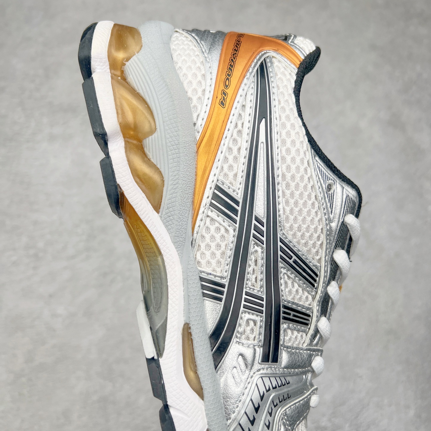 图片[6]-＃特价福利 ASICS GEL-KAYANO 14 亚瑟士K14系列户外复古潮流百搭织物合成革缓震休闲跑步鞋 原装纸板楦头开发 独家私模五层组合大底 原厂定制缓震硅胶加持 原盒原配 官方四联吊牌 原装Ortholite轻量化鞋垫 设计师 Hidenori Yamashita 以「Flash」一词为灵感 创造出未来感金属色鞋面 改造升级内在性能 由内而外全面革新 为 GEL-KAYANO 家族传承及经典跑鞋文化的延续 创下里程碑式作品 K14跑鞋重新诠释了复古的跑步形状 并以其 2000 年代后期的美学理念重新铺装 银色与蓝色的鞋面极为高档 网面铺陈与鞋面、鞋头多处细节位增添了透气性 鞋后跟部中底上以及多密度耐磨鞋底增加了 GEL 缓震胶 提供高抗冲击性、缓冲性、可保护脚部免受地面冲击的影响 穿着舒适性十足 实拍调校N版已经零色差零失真 百分百还原实物色彩所见即所得 不存在货不对板色差等低级问题 选购参考实物拍摄 不混卖不参货 只用心做好货严格选品 承诺混一赔十 尺码：36 36.5 37.5 38 38.5 39 40 40.5 41 42 42.5 43 44 44.5 45-选品中心