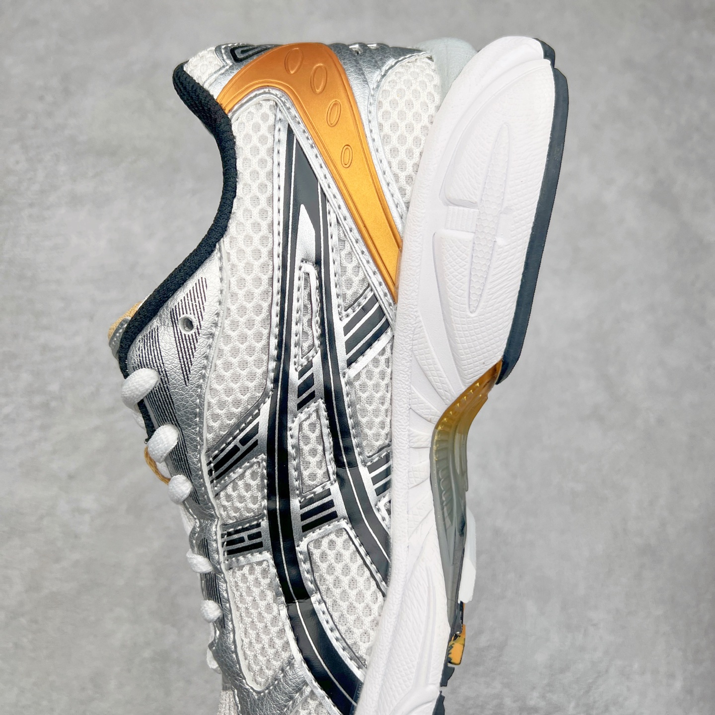 图片[7]-＃特价福利 ASICS GEL-KAYANO 14 亚瑟士K14系列户外复古潮流百搭织物合成革缓震休闲跑步鞋 原装纸板楦头开发 独家私模五层组合大底 原厂定制缓震硅胶加持 原盒原配 官方四联吊牌 原装Ortholite轻量化鞋垫 设计师 Hidenori Yamashita 以「Flash」一词为灵感 创造出未来感金属色鞋面 改造升级内在性能 由内而外全面革新 为 GEL-KAYANO 家族传承及经典跑鞋文化的延续 创下里程碑式作品 K14跑鞋重新诠释了复古的跑步形状 并以其 2000 年代后期的美学理念重新铺装 银色与蓝色的鞋面极为高档 网面铺陈与鞋面、鞋头多处细节位增添了透气性 鞋后跟部中底上以及多密度耐磨鞋底增加了 GEL 缓震胶 提供高抗冲击性、缓冲性、可保护脚部免受地面冲击的影响 穿着舒适性十足 实拍调校N版已经零色差零失真 百分百还原实物色彩所见即所得 不存在货不对板色差等低级问题 选购参考实物拍摄 不混卖不参货 只用心做好货严格选品 承诺混一赔十 尺码：36 36.5 37.5 38 38.5 39 40 40.5 41 42 42.5 43 44 44.5 45-选品中心