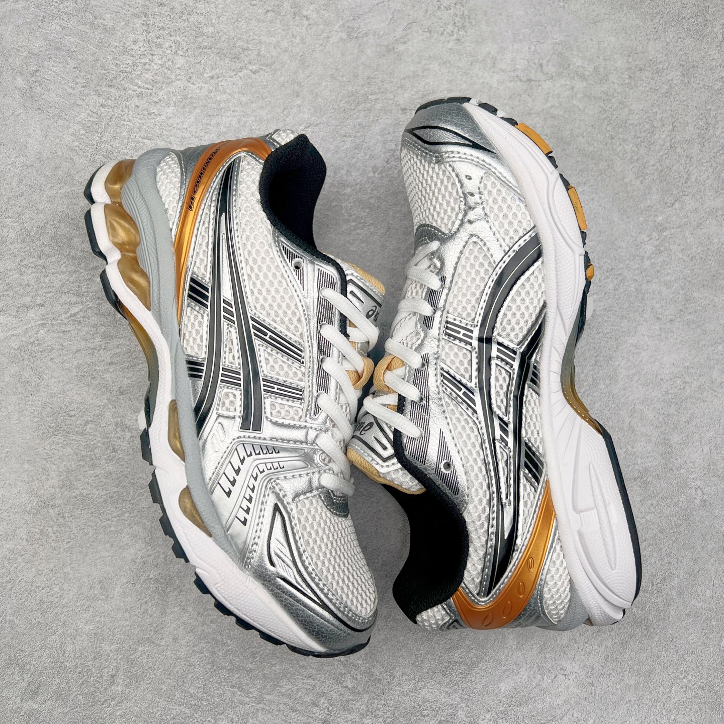 图片[3]-＃特价福利 ASICS GEL-KAYANO 14 亚瑟士K14系列户外复古潮流百搭织物合成革缓震休闲跑步鞋 原装纸板楦头开发 独家私模五层组合大底 原厂定制缓震硅胶加持 原盒原配 官方四联吊牌 原装Ortholite轻量化鞋垫 设计师 Hidenori Yamashita 以「Flash」一词为灵感 创造出未来感金属色鞋面 改造升级内在性能 由内而外全面革新 为 GEL-KAYANO 家族传承及经典跑鞋文化的延续 创下里程碑式作品 K14跑鞋重新诠释了复古的跑步形状 并以其 2000 年代后期的美学理念重新铺装 银色与蓝色的鞋面极为高档 网面铺陈与鞋面、鞋头多处细节位增添了透气性 鞋后跟部中底上以及多密度耐磨鞋底增加了 GEL 缓震胶 提供高抗冲击性、缓冲性、可保护脚部免受地面冲击的影响 穿着舒适性十足 实拍调校N版已经零色差零失真 百分百还原实物色彩所见即所得 不存在货不对板色差等低级问题 选购参考实物拍摄 不混卖不参货 只用心做好货严格选品 承诺混一赔十 尺码：36 36.5 37.5 38 38.5 39 40 40.5 41 42 42.5 43 44 44.5 45-选品中心