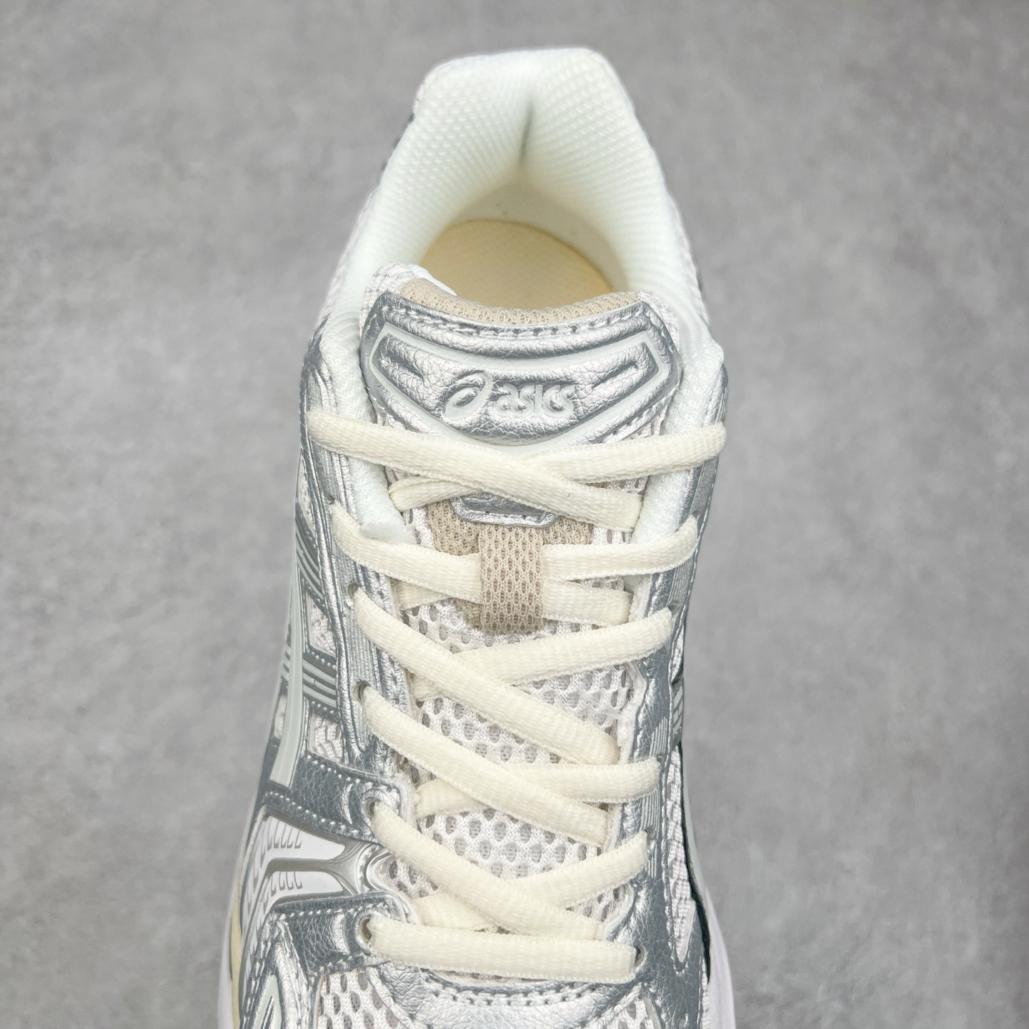 图片[5]-＃特价福利 ASICS GEL-KAYANO 14 亚瑟士K14系列户外复古潮流百搭织物合成革缓震休闲跑步鞋 原装纸板楦头开发 独家私模五层组合大底 原厂定制缓震硅胶加持 原盒原配 官方四联吊牌 原装Ortholite轻量化鞋垫 设计师 Hidenori Yamashita 以「Flash」一词为灵感 创造出未来感金属色鞋面 改造升级内在性能 由内而外全面革新 为 GEL-KAYANO 家族传承及经典跑鞋文化的延续 创下里程碑式作品 K14跑鞋重新诠释了复古的跑步形状 并以其 2000 年代后期的美学理念重新铺装 银色与蓝色的鞋面极为高档 网面铺陈与鞋面、鞋头多处细节位增添了透气性 鞋后跟部中底上以及多密度耐磨鞋底增加了 GEL 缓震胶 提供高抗冲击性、缓冲性、可保护脚部免受地面冲击的影响 穿着舒适性十足 实拍调校N版已经零色差零失真 百分百还原实物色彩所见即所得 不存在货不对板色差等低级问题 选购参考实物拍摄 不混卖不参货 只用心做好货严格选品 承诺混一赔十 尺码：36 36.5 37.5 38 38.5 39 40 40.5 41 42 42.5 43 44 44.5 45-选品中心