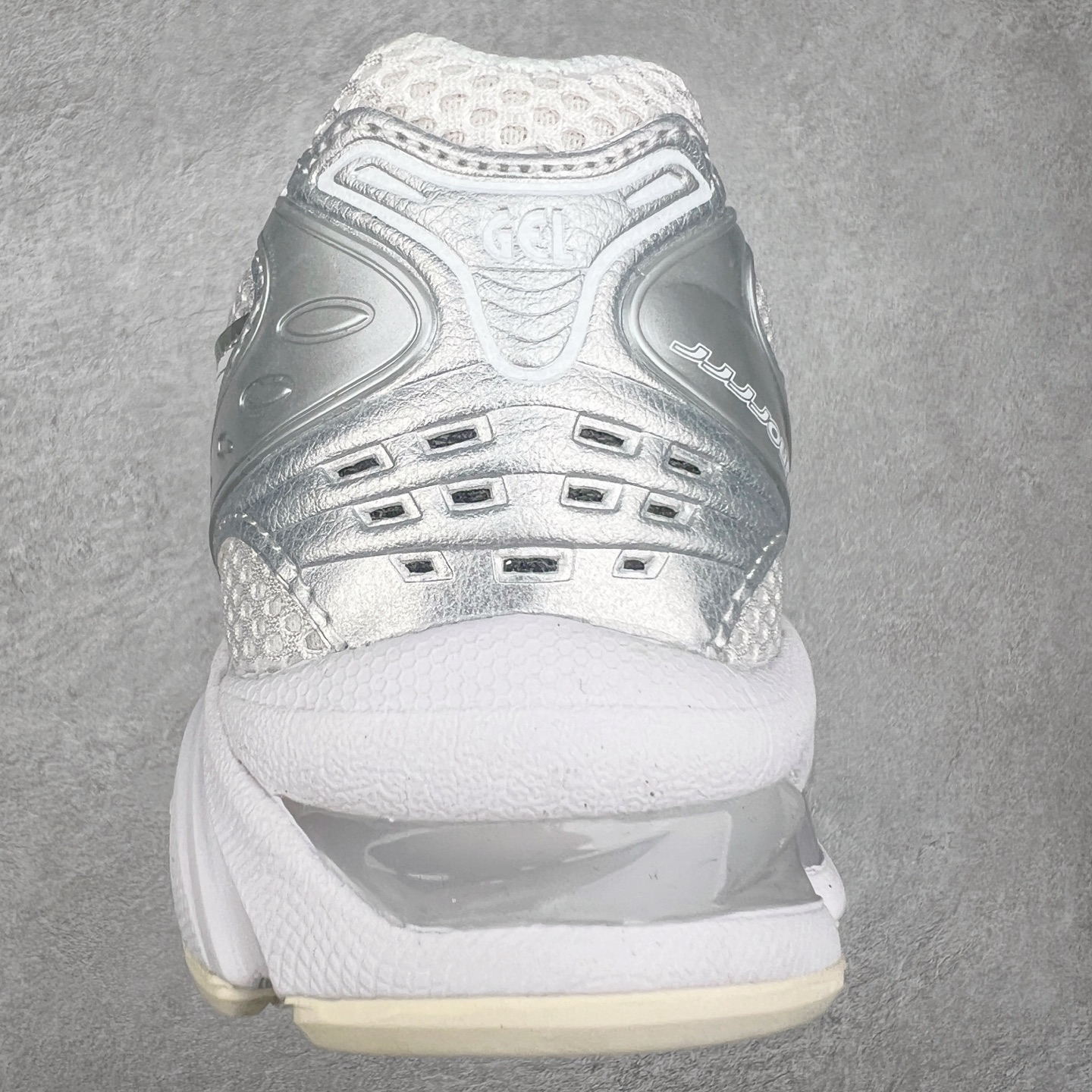 图片[8]-＃特价福利 ASICS GEL-KAYANO 14 亚瑟士K14系列户外复古潮流百搭织物合成革缓震休闲跑步鞋 原装纸板楦头开发 独家私模五层组合大底 原厂定制缓震硅胶加持 原盒原配 官方四联吊牌 原装Ortholite轻量化鞋垫 设计师 Hidenori Yamashita 以「Flash」一词为灵感 创造出未来感金属色鞋面 改造升级内在性能 由内而外全面革新 为 GEL-KAYANO 家族传承及经典跑鞋文化的延续 创下里程碑式作品 K14跑鞋重新诠释了复古的跑步形状 并以其 2000 年代后期的美学理念重新铺装 银色与蓝色的鞋面极为高档 网面铺陈与鞋面、鞋头多处细节位增添了透气性 鞋后跟部中底上以及多密度耐磨鞋底增加了 GEL 缓震胶 提供高抗冲击性、缓冲性、可保护脚部免受地面冲击的影响 穿着舒适性十足 实拍调校N版已经零色差零失真 百分百还原实物色彩所见即所得 不存在货不对板色差等低级问题 选购参考实物拍摄 不混卖不参货 只用心做好货严格选品 承诺混一赔十 尺码：36 36.5 37.5 38 38.5 39 40 40.5 41 42 42.5 43 44 44.5 45-选品中心