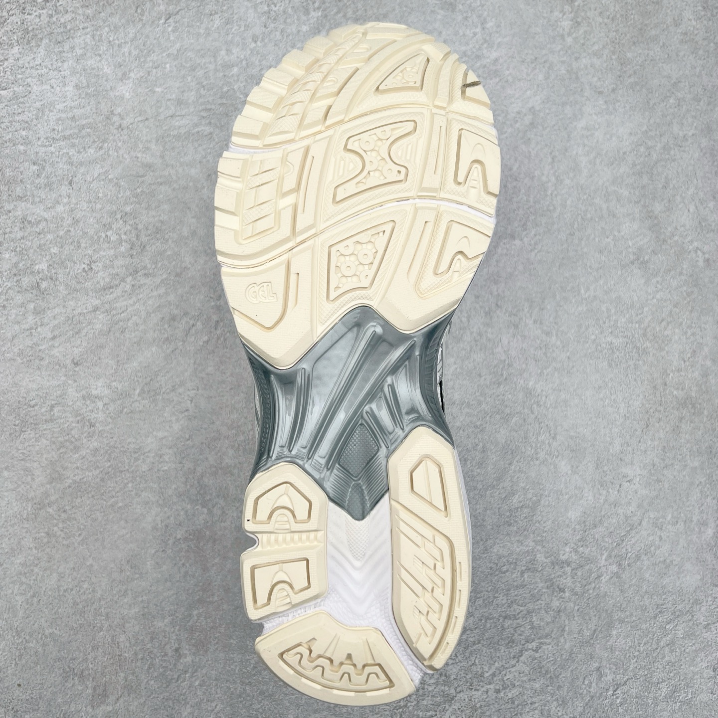 图片[9]-＃特价福利 ASICS GEL-KAYANO 14 亚瑟士K14系列户外复古潮流百搭织物合成革缓震休闲跑步鞋 原装纸板楦头开发 独家私模五层组合大底 原厂定制缓震硅胶加持 原盒原配 官方四联吊牌 原装Ortholite轻量化鞋垫 设计师 Hidenori Yamashita 以「Flash」一词为灵感 创造出未来感金属色鞋面 改造升级内在性能 由内而外全面革新 为 GEL-KAYANO 家族传承及经典跑鞋文化的延续 创下里程碑式作品 K14跑鞋重新诠释了复古的跑步形状 并以其 2000 年代后期的美学理念重新铺装 银色与蓝色的鞋面极为高档 网面铺陈与鞋面、鞋头多处细节位增添了透气性 鞋后跟部中底上以及多密度耐磨鞋底增加了 GEL 缓震胶 提供高抗冲击性、缓冲性、可保护脚部免受地面冲击的影响 穿着舒适性十足 实拍调校N版已经零色差零失真 百分百还原实物色彩所见即所得 不存在货不对板色差等低级问题 选购参考实物拍摄 不混卖不参货 只用心做好货严格选品 承诺混一赔十 尺码：36 36.5 37.5 38 38.5 39 40 40.5 41 42 42.5 43 44 44.5 45-选品中心