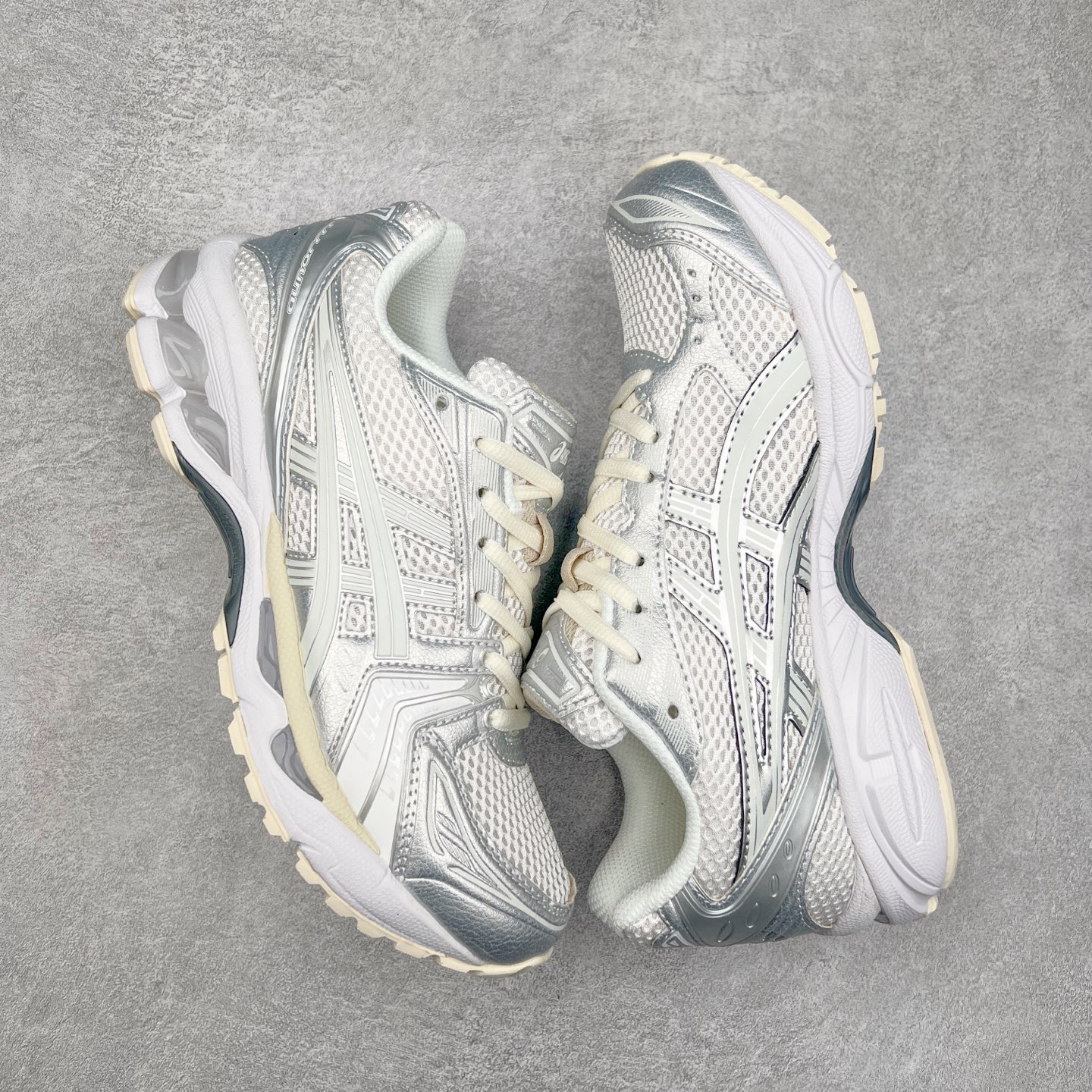 图片[3]-＃特价福利 ASICS GEL-KAYANO 14 亚瑟士K14系列户外复古潮流百搭织物合成革缓震休闲跑步鞋 原装纸板楦头开发 独家私模五层组合大底 原厂定制缓震硅胶加持 原盒原配 官方四联吊牌 原装Ortholite轻量化鞋垫 设计师 Hidenori Yamashita 以「Flash」一词为灵感 创造出未来感金属色鞋面 改造升级内在性能 由内而外全面革新 为 GEL-KAYANO 家族传承及经典跑鞋文化的延续 创下里程碑式作品 K14跑鞋重新诠释了复古的跑步形状 并以其 2000 年代后期的美学理念重新铺装 银色与蓝色的鞋面极为高档 网面铺陈与鞋面、鞋头多处细节位增添了透气性 鞋后跟部中底上以及多密度耐磨鞋底增加了 GEL 缓震胶 提供高抗冲击性、缓冲性、可保护脚部免受地面冲击的影响 穿着舒适性十足 实拍调校N版已经零色差零失真 百分百还原实物色彩所见即所得 不存在货不对板色差等低级问题 选购参考实物拍摄 不混卖不参货 只用心做好货严格选品 承诺混一赔十 尺码：36 36.5 37.5 38 38.5 39 40 40.5 41 42 42.5 43 44 44.5 45-选品中心