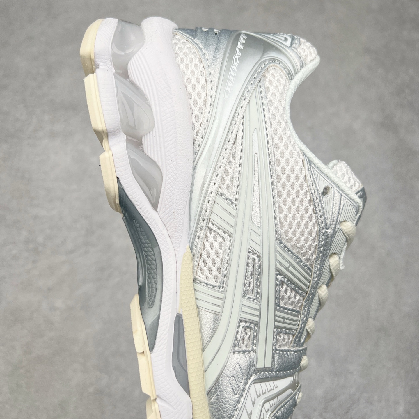 图片[6]-＃特价福利 ASICS GEL-KAYANO 14 亚瑟士K14系列户外复古潮流百搭织物合成革缓震休闲跑步鞋 原装纸板楦头开发 独家私模五层组合大底 原厂定制缓震硅胶加持 原盒原配 官方四联吊牌 原装Ortholite轻量化鞋垫 设计师 Hidenori Yamashita 以「Flash」一词为灵感 创造出未来感金属色鞋面 改造升级内在性能 由内而外全面革新 为 GEL-KAYANO 家族传承及经典跑鞋文化的延续 创下里程碑式作品 K14跑鞋重新诠释了复古的跑步形状 并以其 2000 年代后期的美学理念重新铺装 银色与蓝色的鞋面极为高档 网面铺陈与鞋面、鞋头多处细节位增添了透气性 鞋后跟部中底上以及多密度耐磨鞋底增加了 GEL 缓震胶 提供高抗冲击性、缓冲性、可保护脚部免受地面冲击的影响 穿着舒适性十足 实拍调校N版已经零色差零失真 百分百还原实物色彩所见即所得 不存在货不对板色差等低级问题 选购参考实物拍摄 不混卖不参货 只用心做好货严格选品 承诺混一赔十 尺码：36 36.5 37.5 38 38.5 39 40 40.5 41 42 42.5 43 44 44.5 45-选品中心