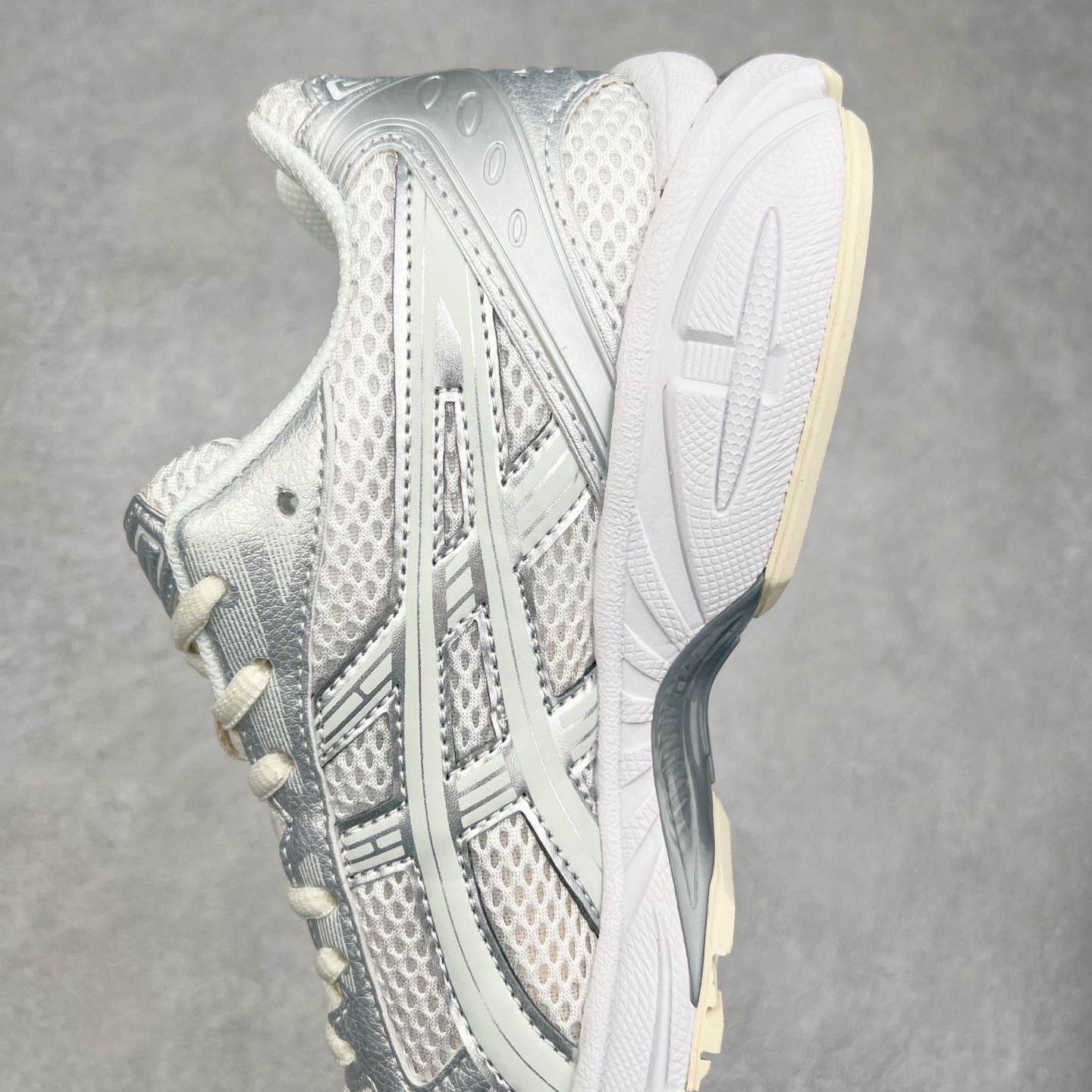 图片[7]-＃特价福利 ASICS GEL-KAYANO 14 亚瑟士K14系列户外复古潮流百搭织物合成革缓震休闲跑步鞋 原装纸板楦头开发 独家私模五层组合大底 原厂定制缓震硅胶加持 原盒原配 官方四联吊牌 原装Ortholite轻量化鞋垫 设计师 Hidenori Yamashita 以「Flash」一词为灵感 创造出未来感金属色鞋面 改造升级内在性能 由内而外全面革新 为 GEL-KAYANO 家族传承及经典跑鞋文化的延续 创下里程碑式作品 K14跑鞋重新诠释了复古的跑步形状 并以其 2000 年代后期的美学理念重新铺装 银色与蓝色的鞋面极为高档 网面铺陈与鞋面、鞋头多处细节位增添了透气性 鞋后跟部中底上以及多密度耐磨鞋底增加了 GEL 缓震胶 提供高抗冲击性、缓冲性、可保护脚部免受地面冲击的影响 穿着舒适性十足 实拍调校N版已经零色差零失真 百分百还原实物色彩所见即所得 不存在货不对板色差等低级问题 选购参考实物拍摄 不混卖不参货 只用心做好货严格选品 承诺混一赔十 尺码：36 36.5 37.5 38 38.5 39 40 40.5 41 42 42.5 43 44 44.5 45-选品中心